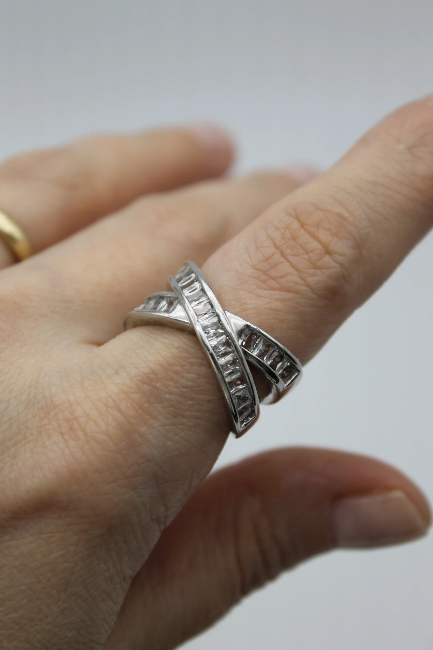 VIP Çelik Baget Zirkon Taşlı Çapraz Model Ayarlanabilir Yüzük