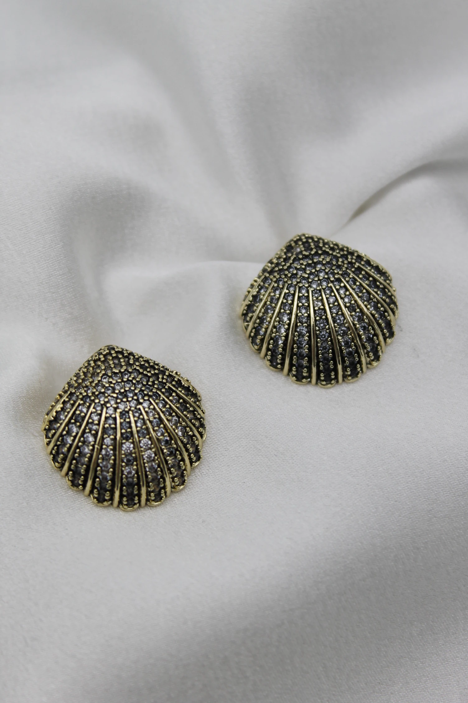 VIP Çelik Zirkon Taş İşlemeli Deniz Kabuğu Küpe