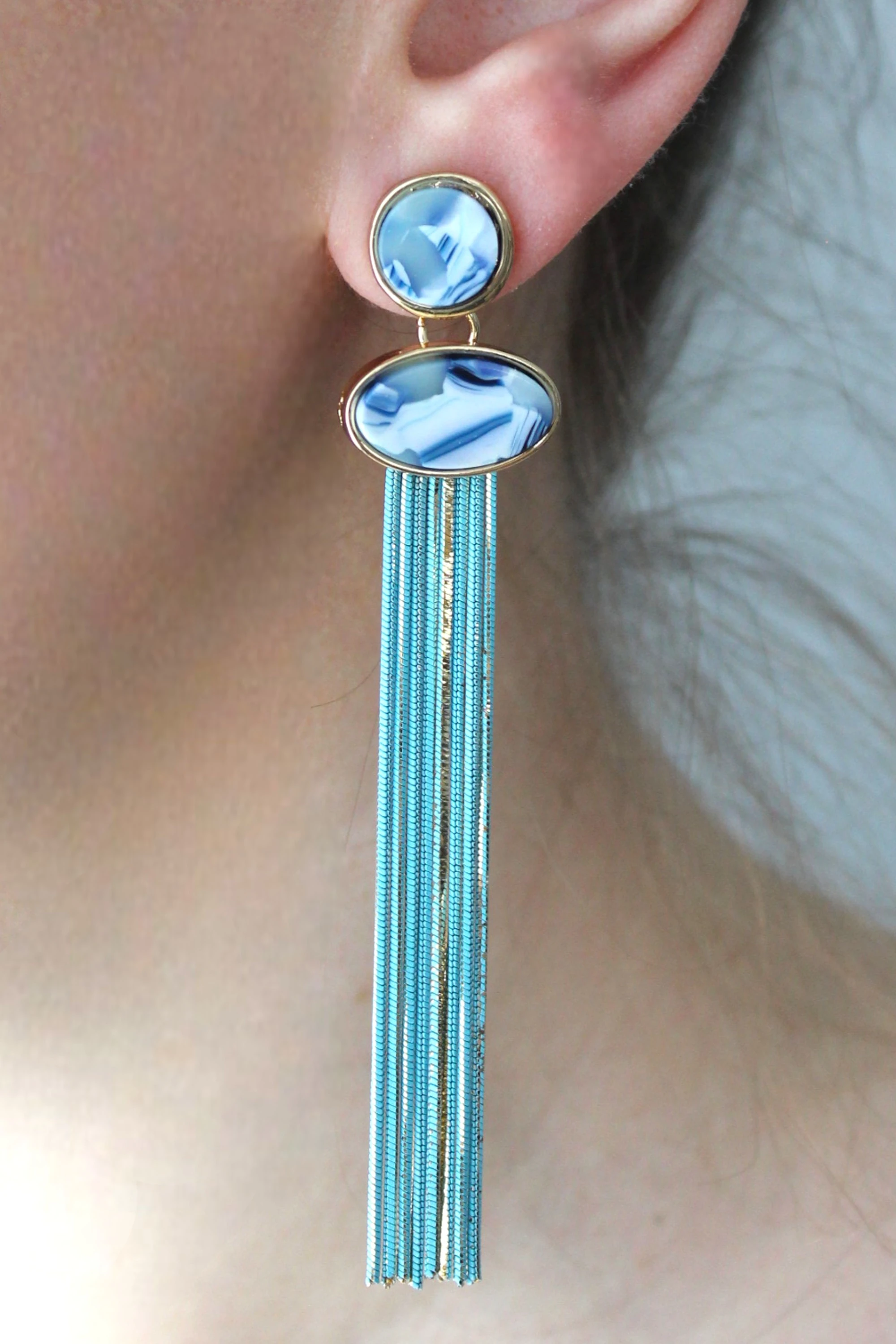 Turkuaz Zincirli Desenli Mineli Sallantılı Küpe