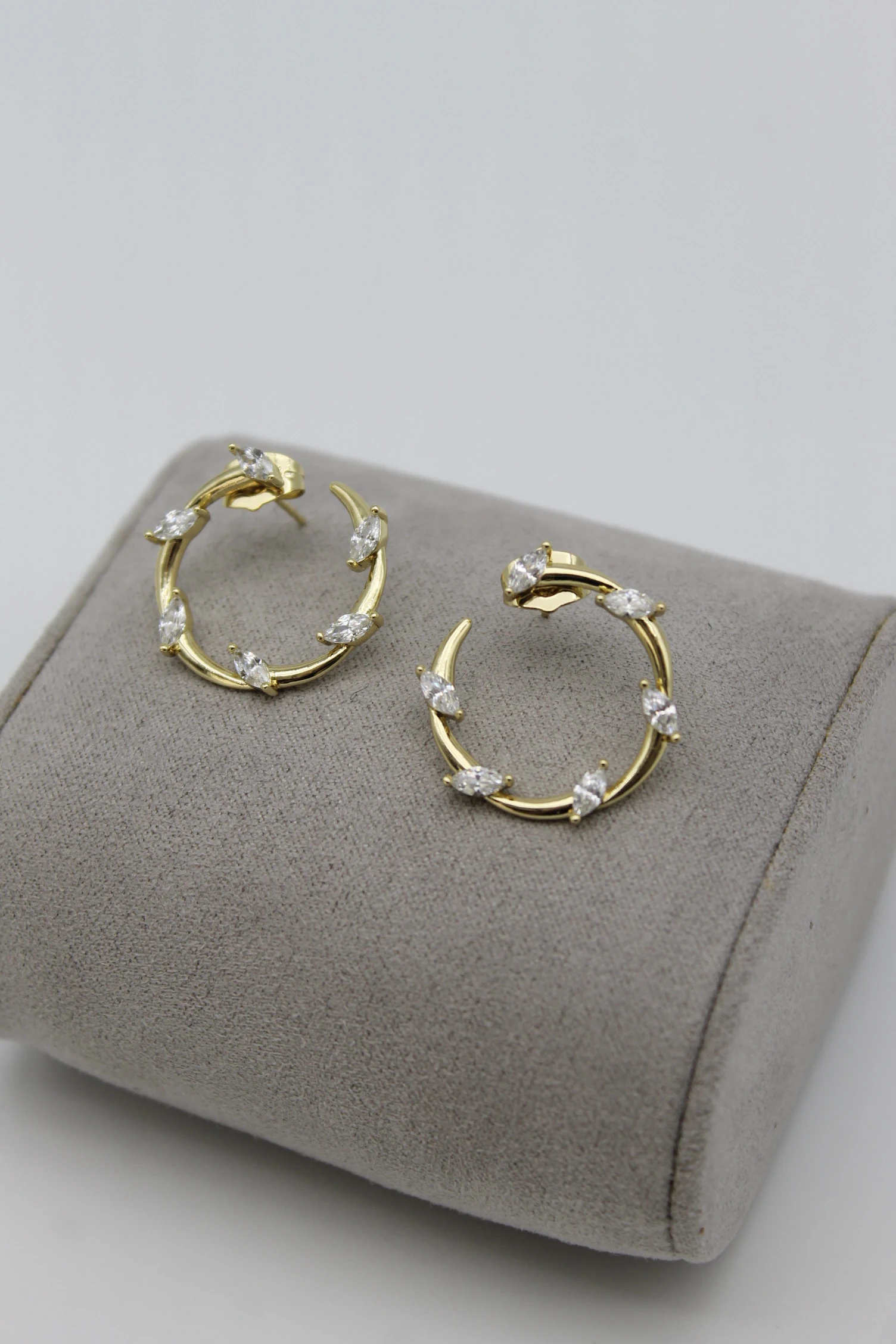 VIP Çelik 14K Altın Kaplama Damla Zirkon Taşlı Çember Model Küpe