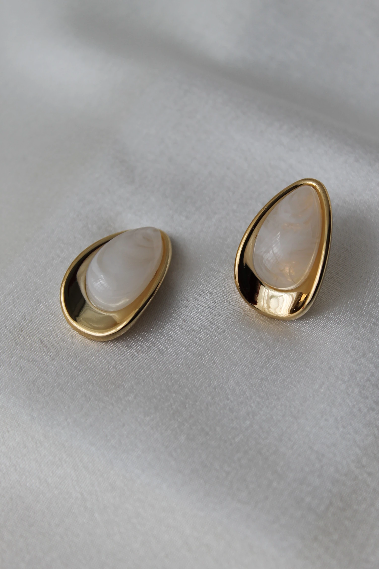 Akrilik Taşlı Damla Model Küpe