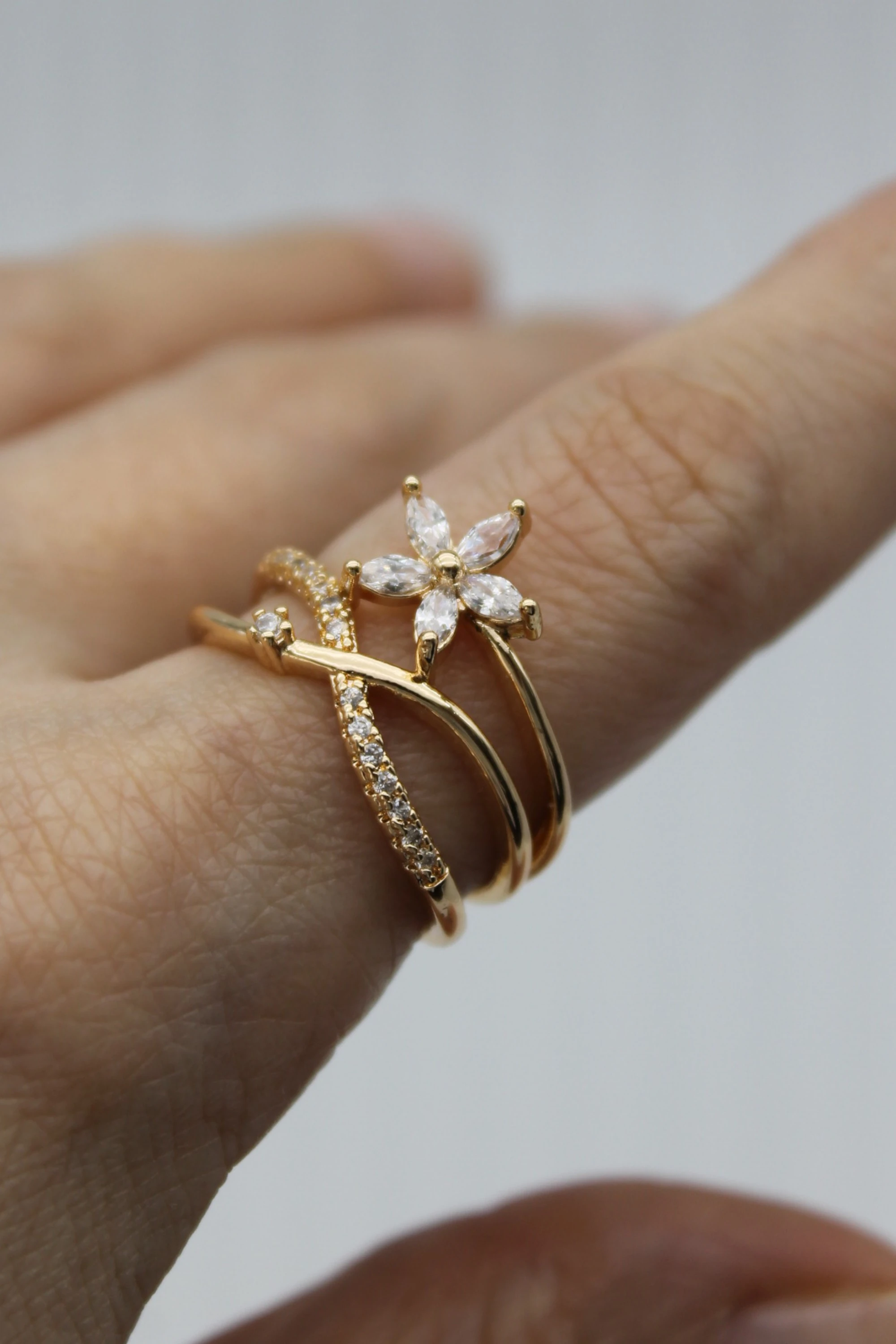 VIP Çelik Minimal Seri Zirkon Taşlı Papatya Ayarlanabilir Sarmal Model Yüzük 