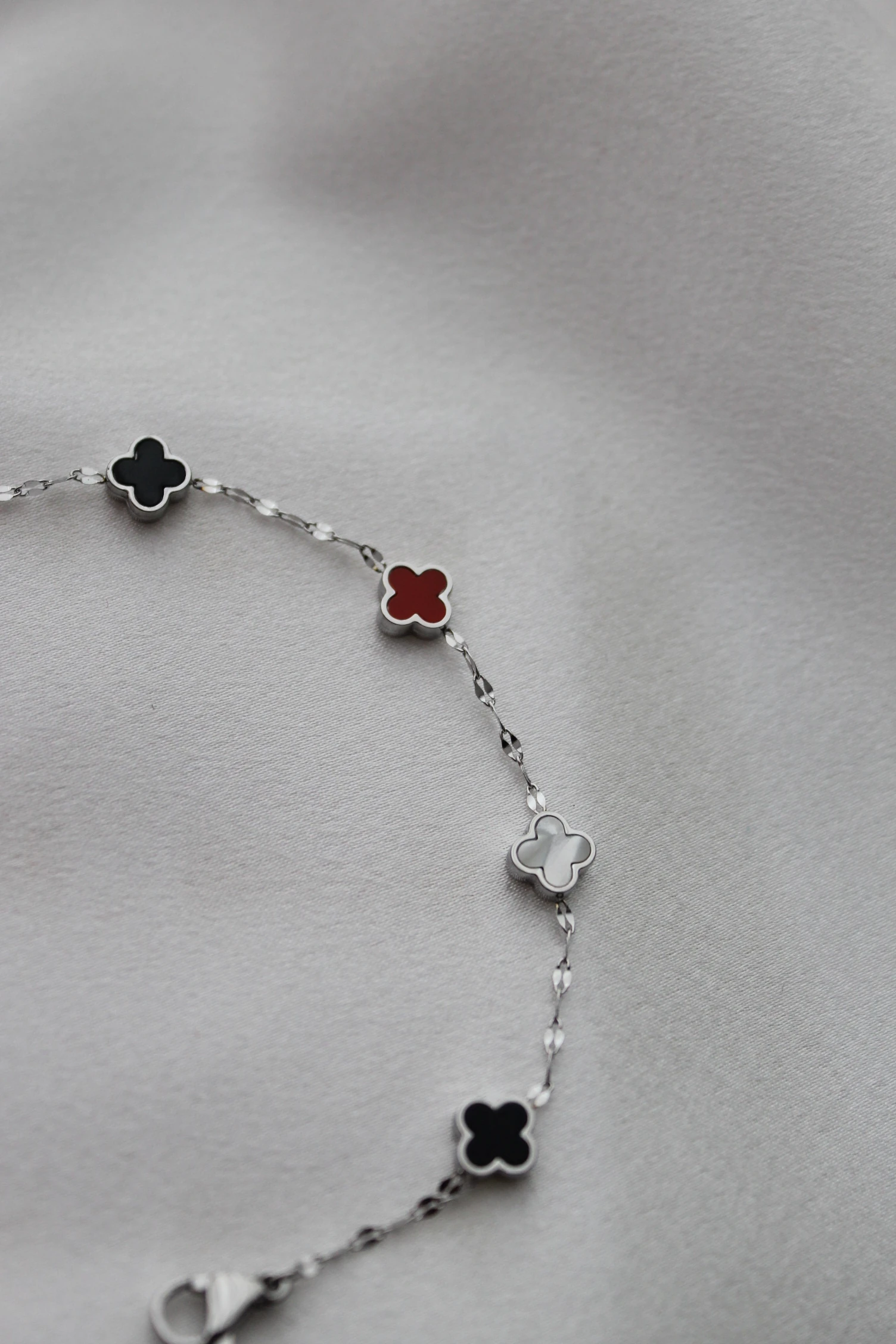 Çelik Yonca Model Minik Boy Renkli Mineli Bileklik 