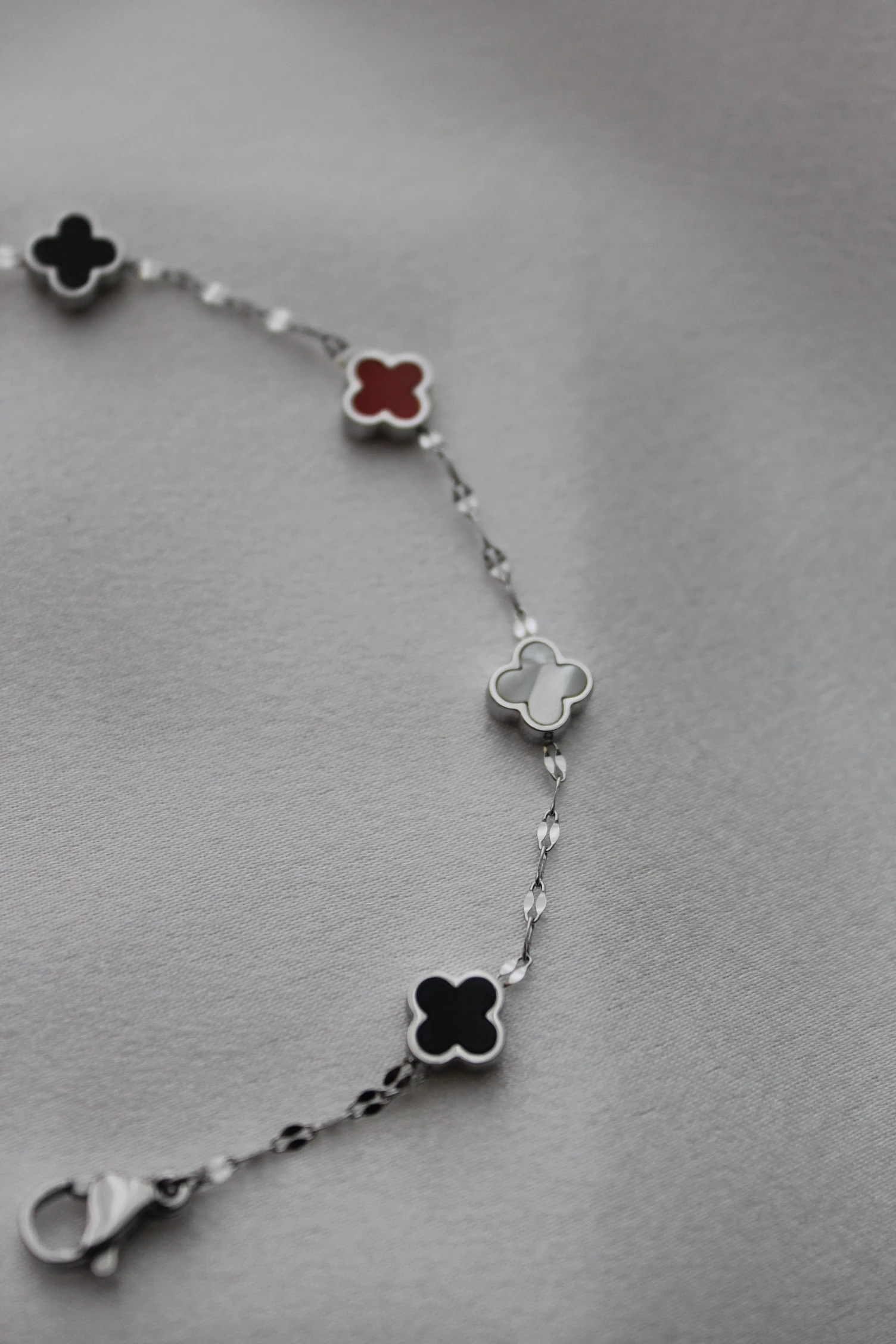 Çelik Yonca Model Minik Boy Renkli Mineli Bileklik 