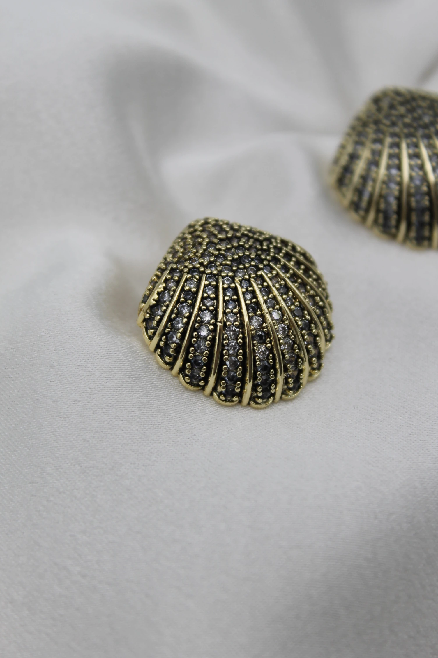 VIP Çelik Zirkon Taş İşlemeli Deniz Kabuğu Küpe