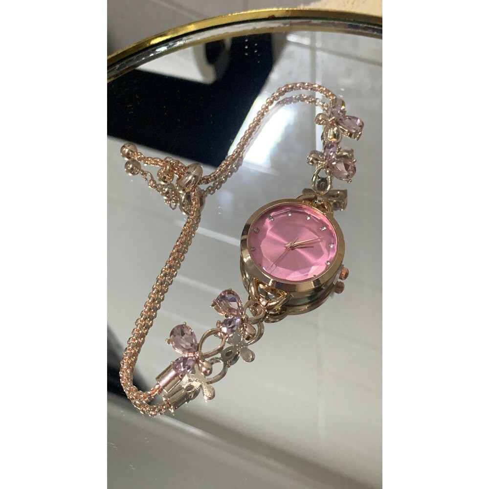 Pembe yapraklı saat