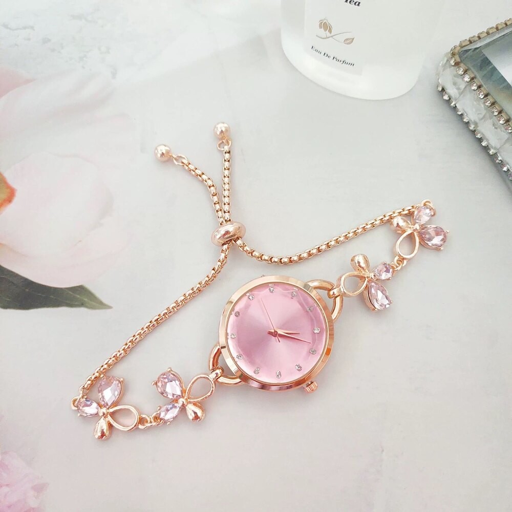 Pembe yapraklı saat