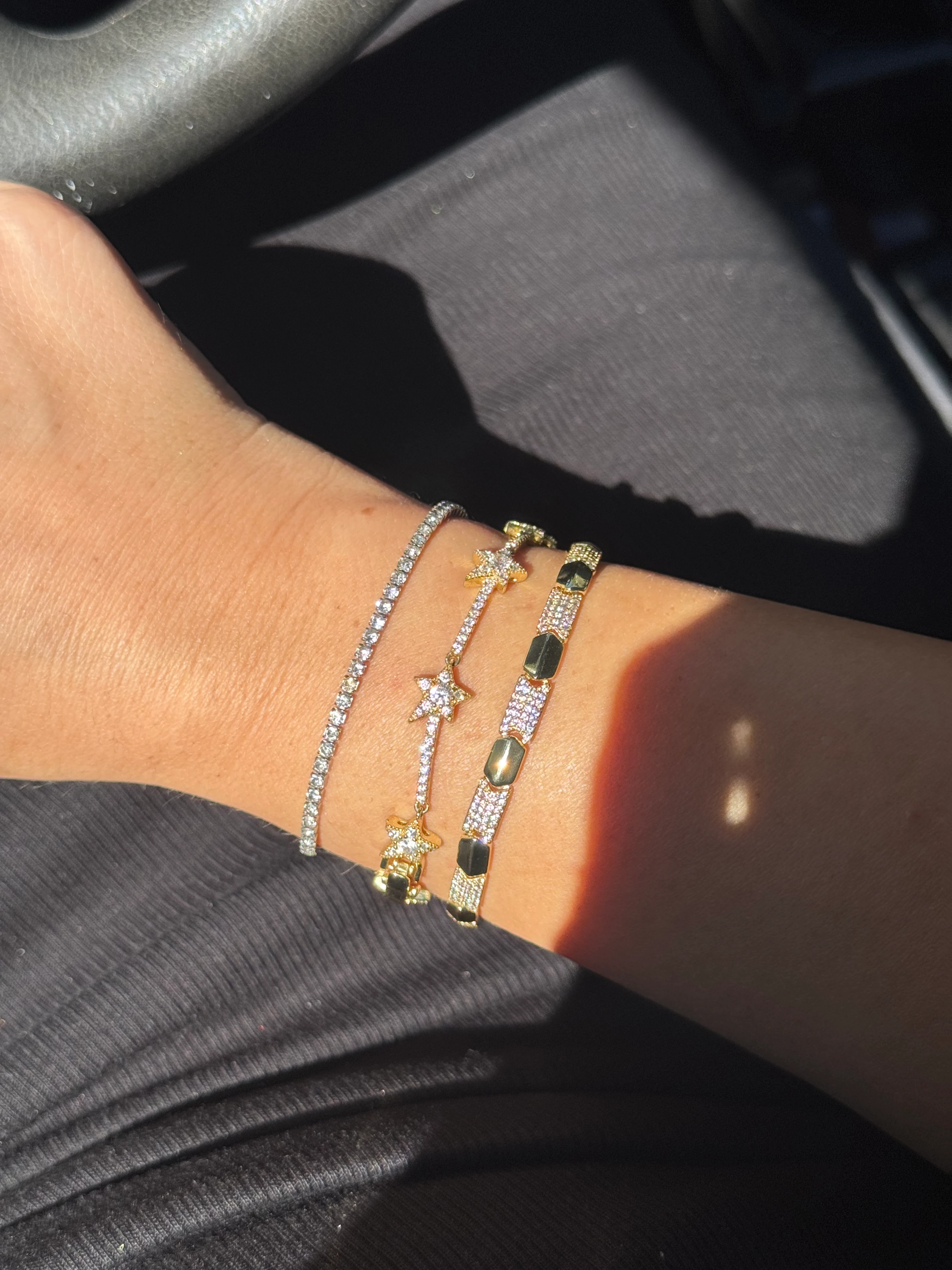 ✨ Altın Işıltı – Ara Ara Taşlı Gold Bileklik