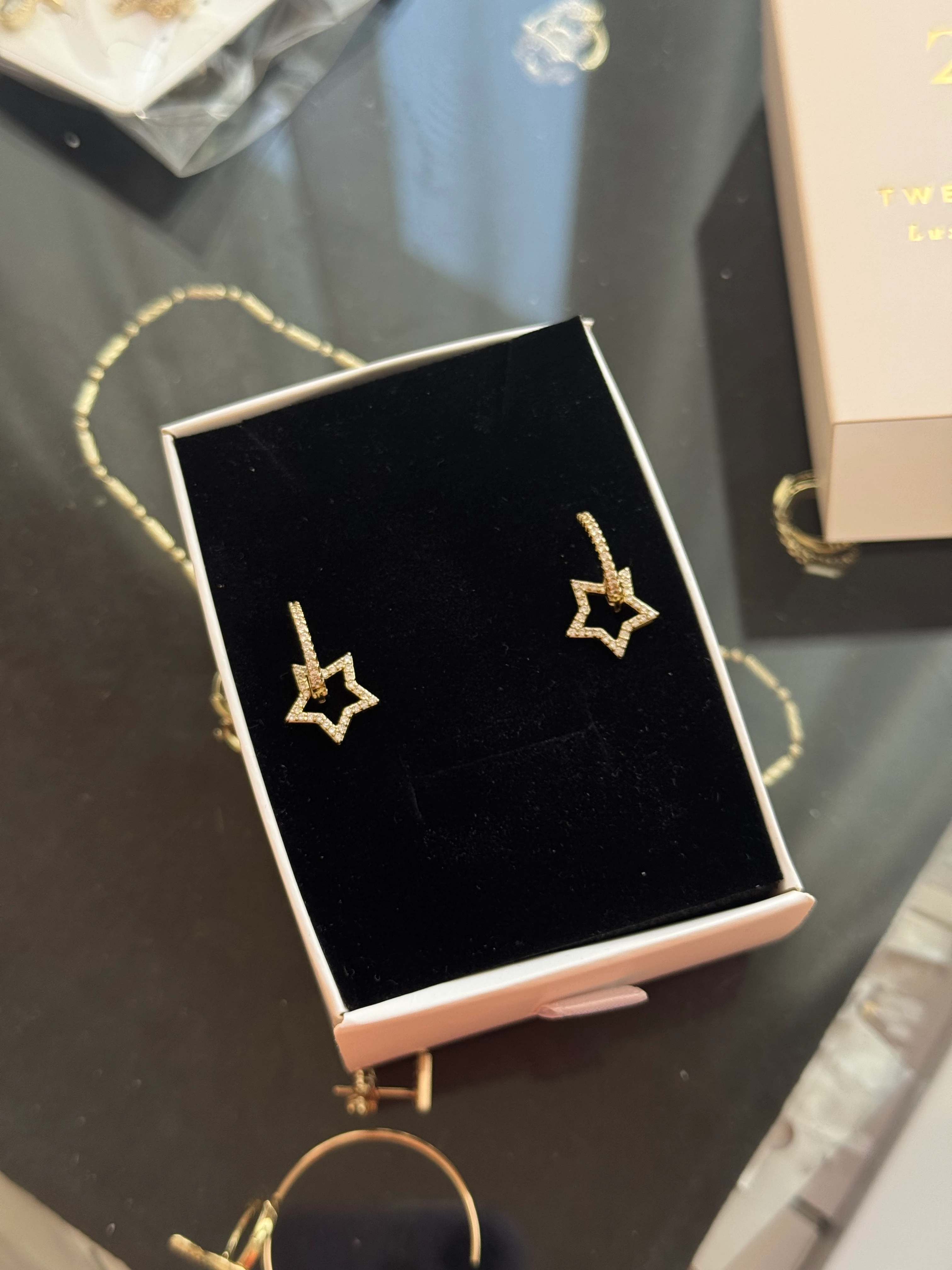 ⭐ Mini Yıldız Halka Küpe – Çift Yönlü Işıltı