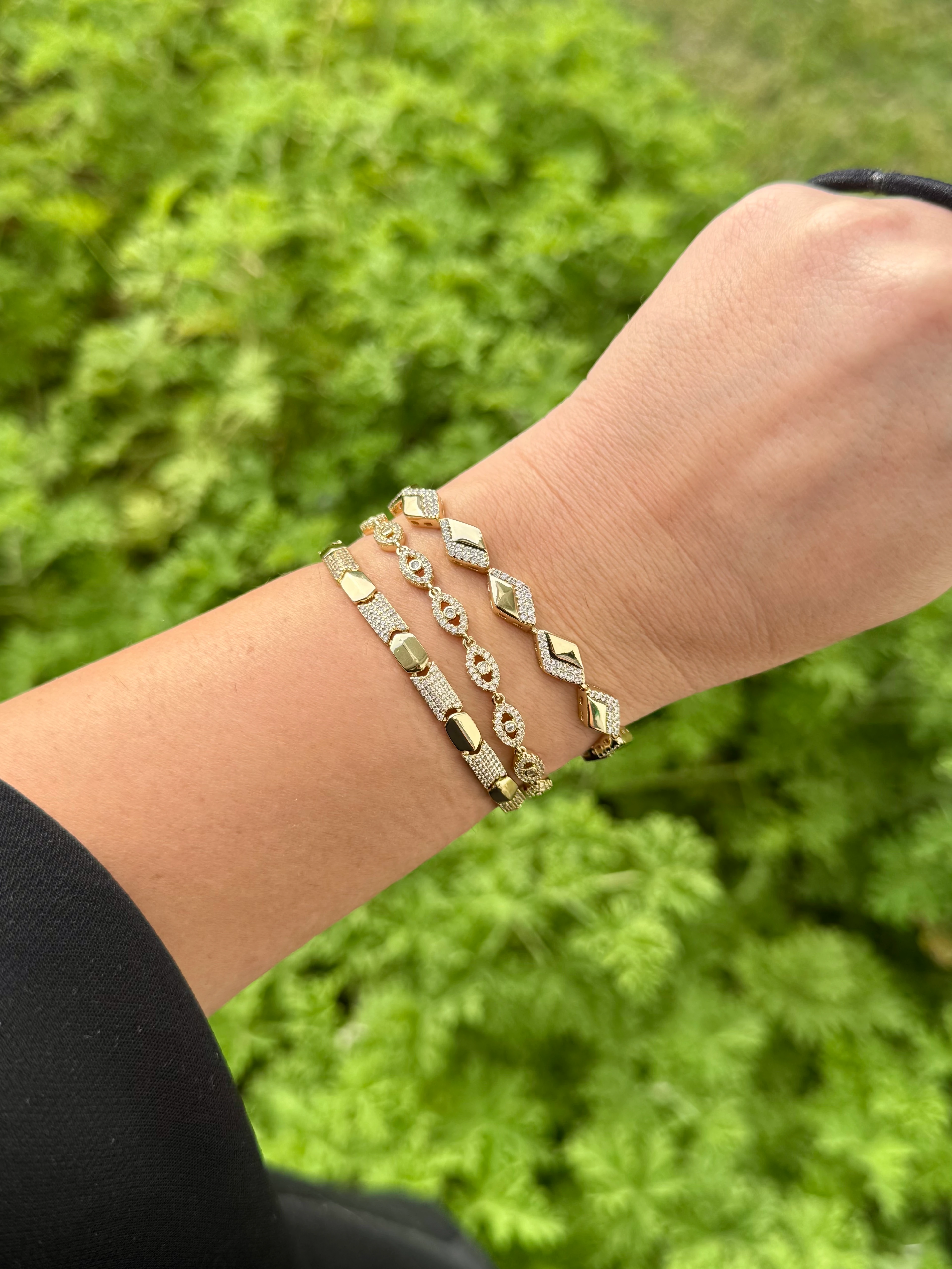 ✨ Altın Işıltı – Ara Ara Taşlı Gold Bileklik