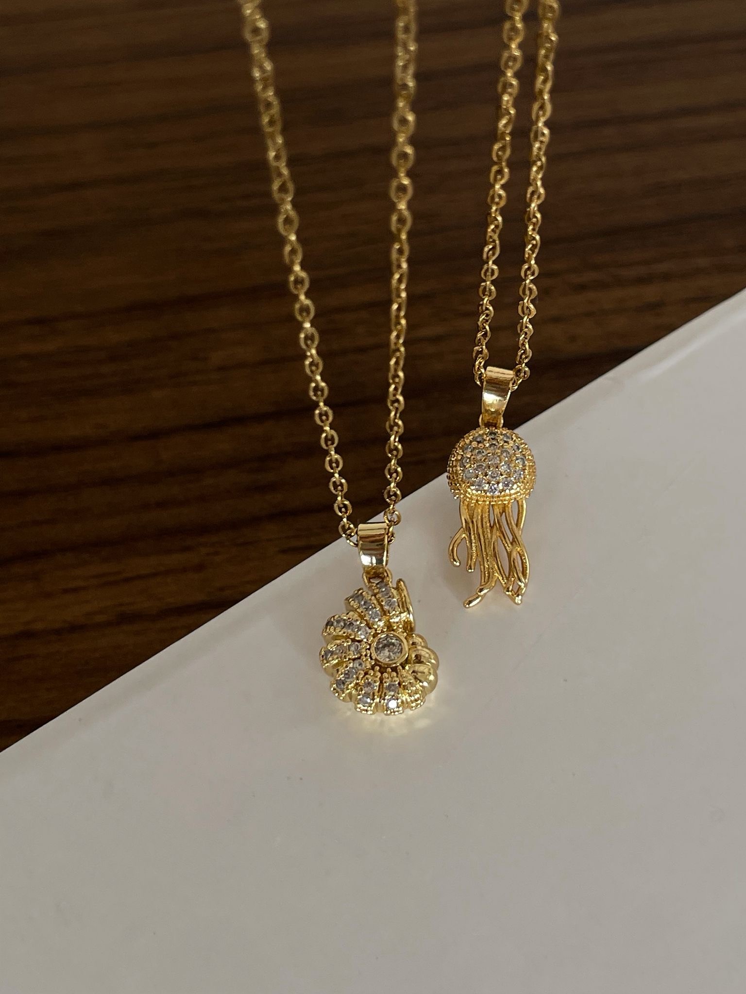 Spiral Deniz Kabuğu Kolye – Çelik, Zirkon Taş Kaplı ✨