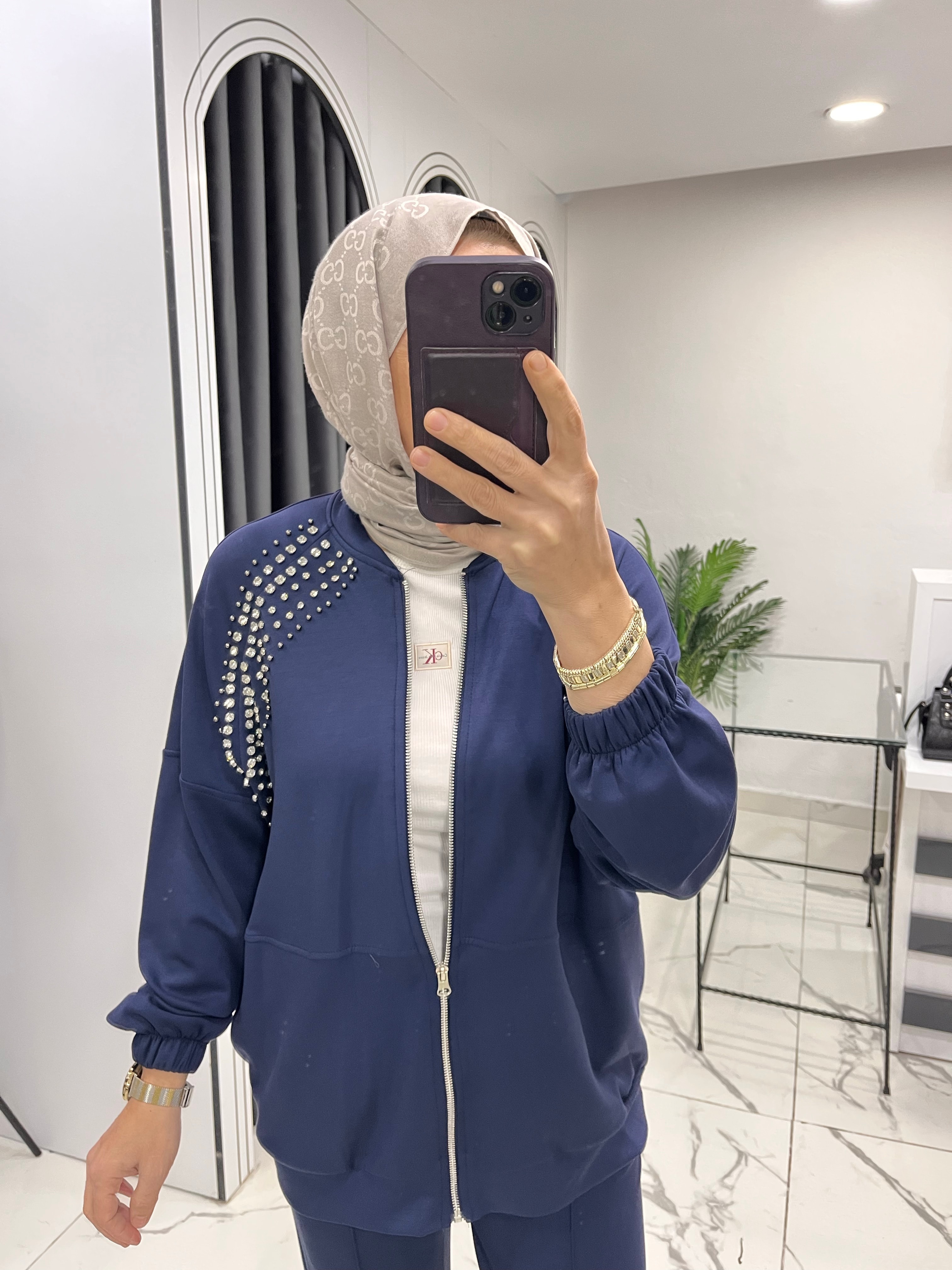 Taş detaylı takım