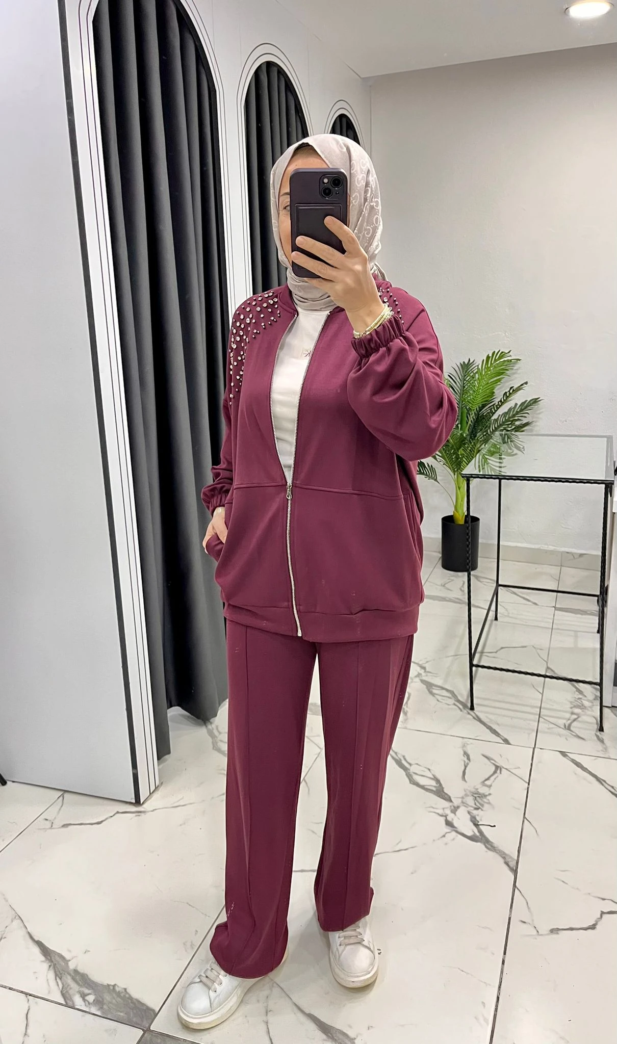 Taş detaylı takım