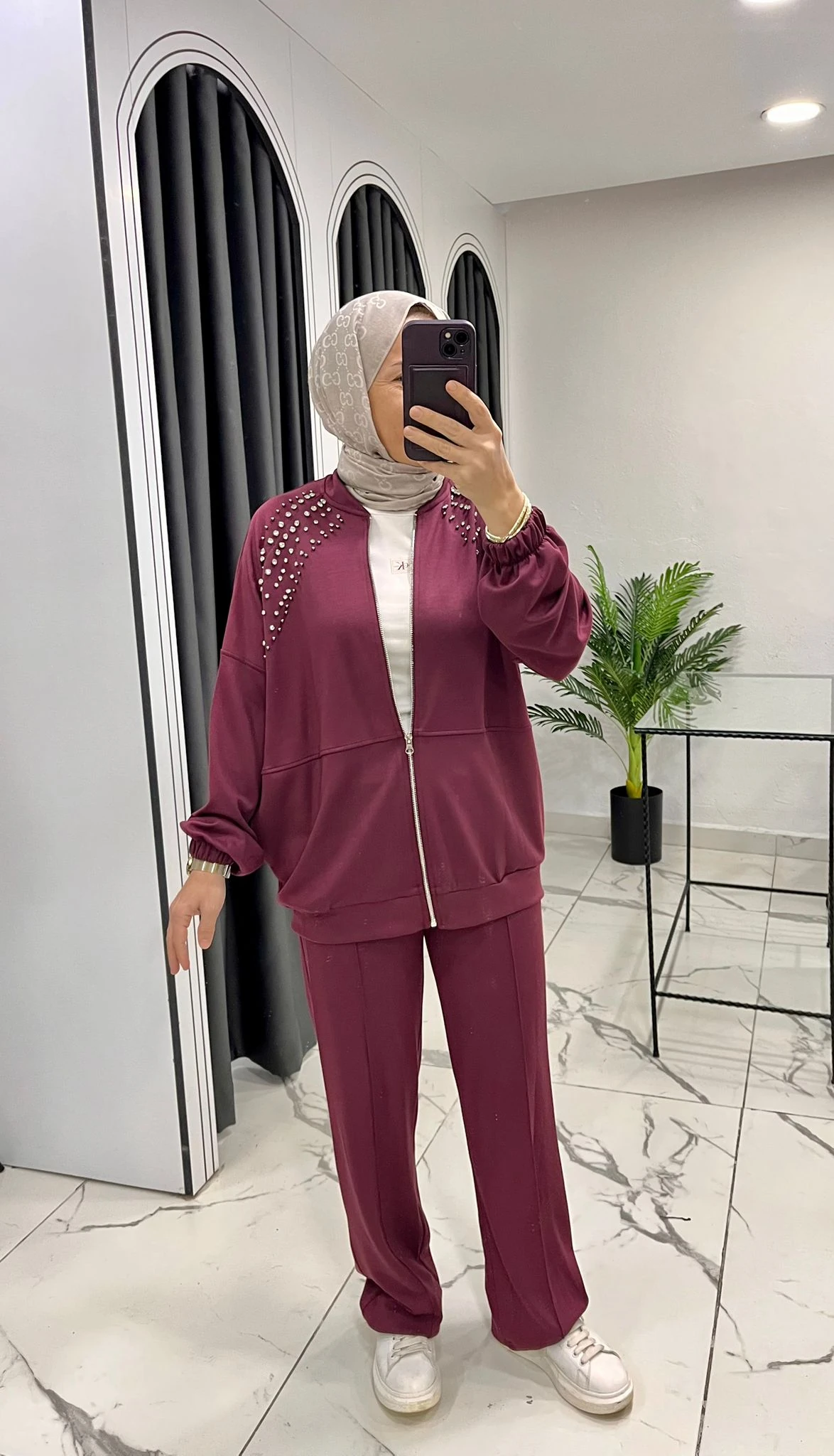 Taş detaylı takım