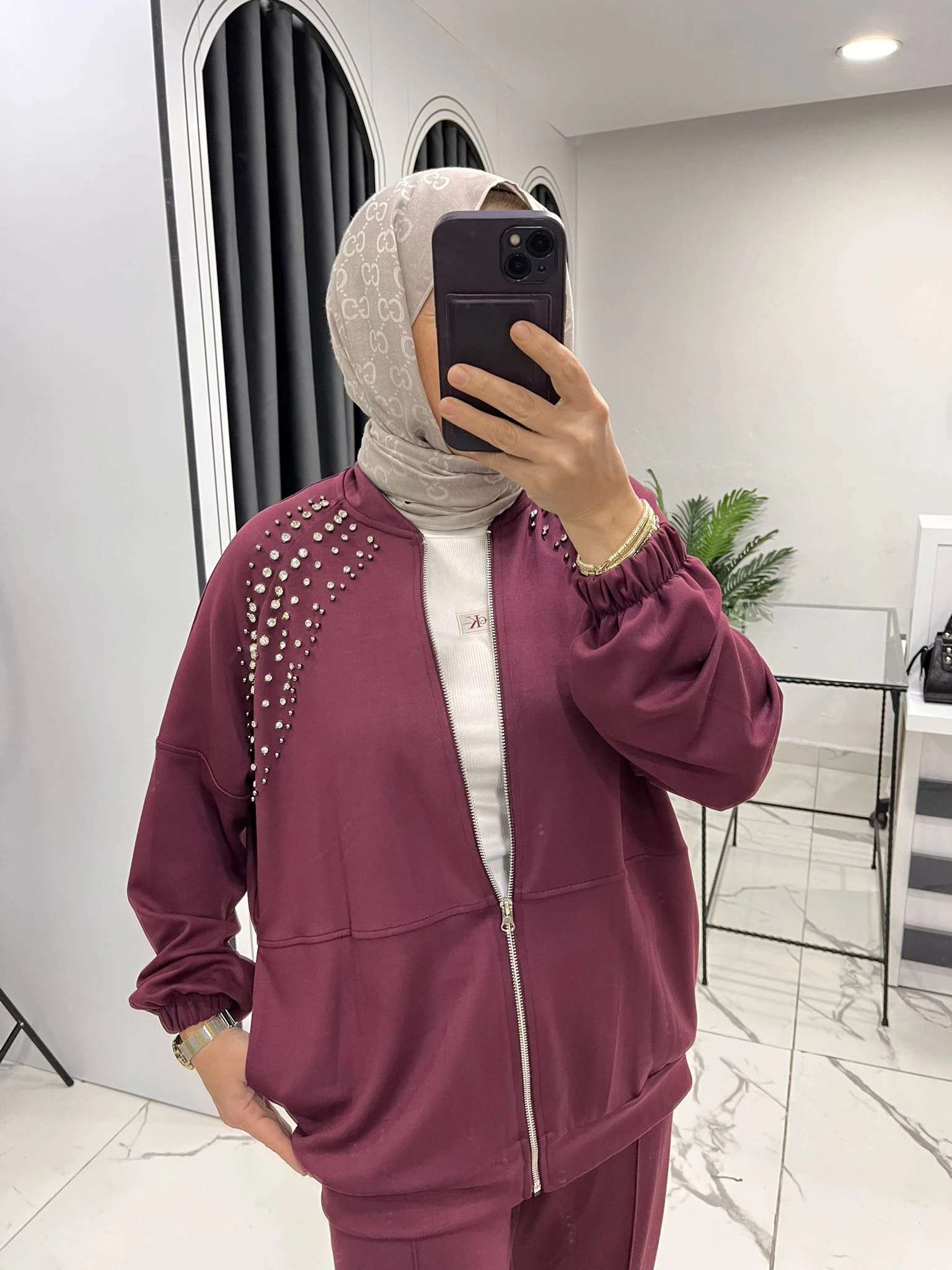 Taş detaylı takım