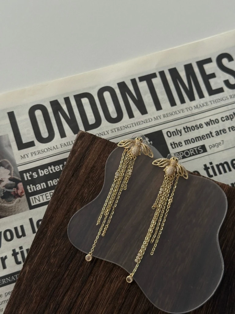 Arı Figürlü Uzun Zincir Küpe