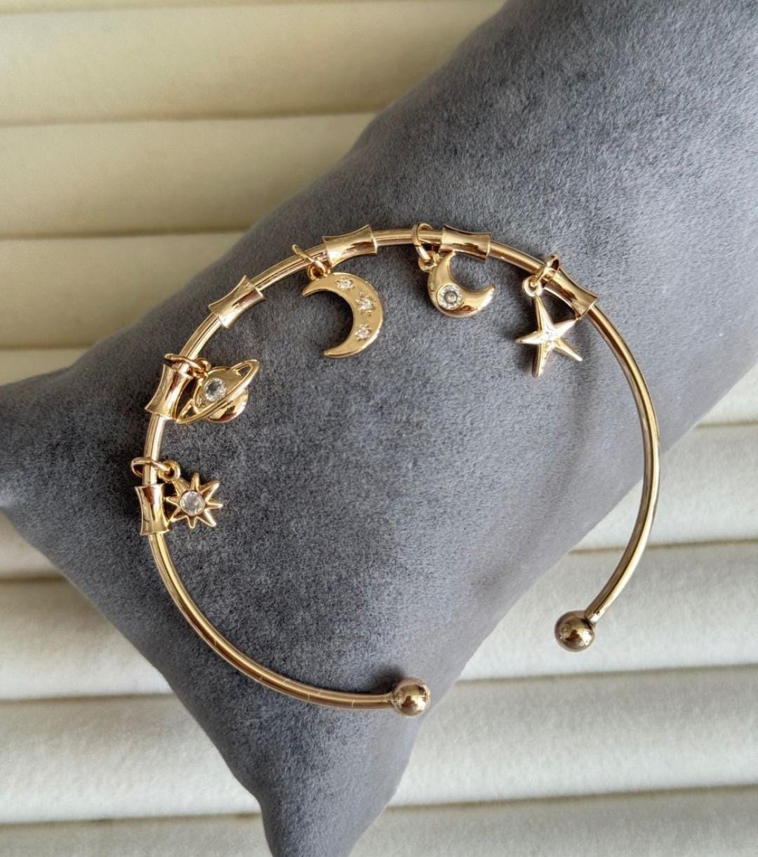 Gökyüzü Işıltısı Charm Bilezik