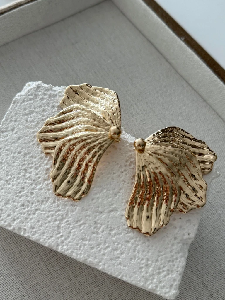 Gold Dalgalı Yaprak Küpe