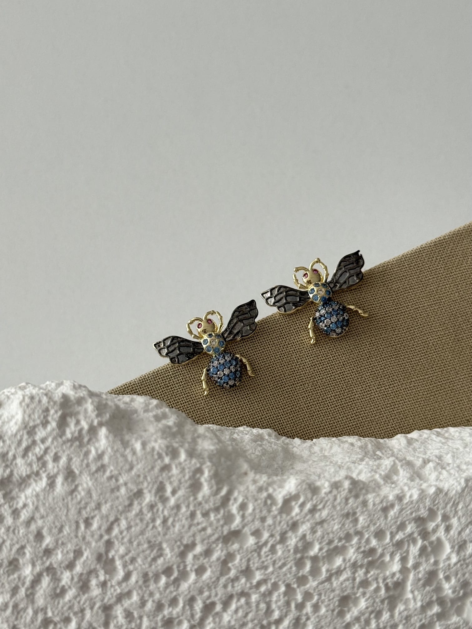 Taşlı Arı Figürlü Küpe