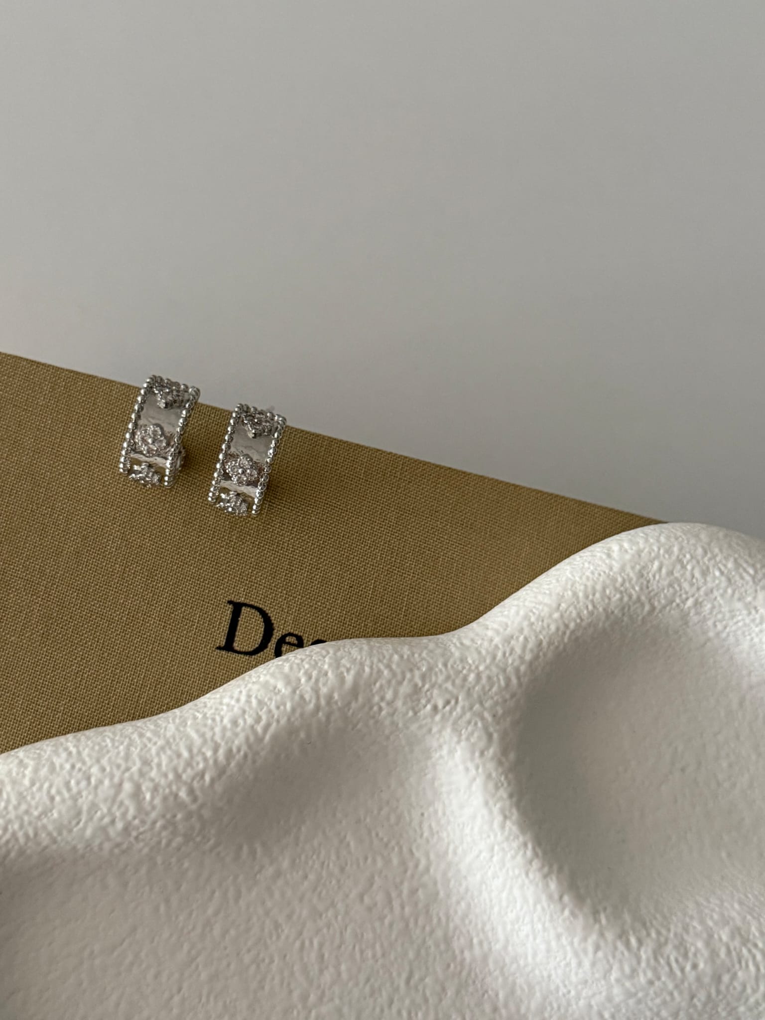 İşlemeli Çiçek Motifli Van Cleef Halka Küpe