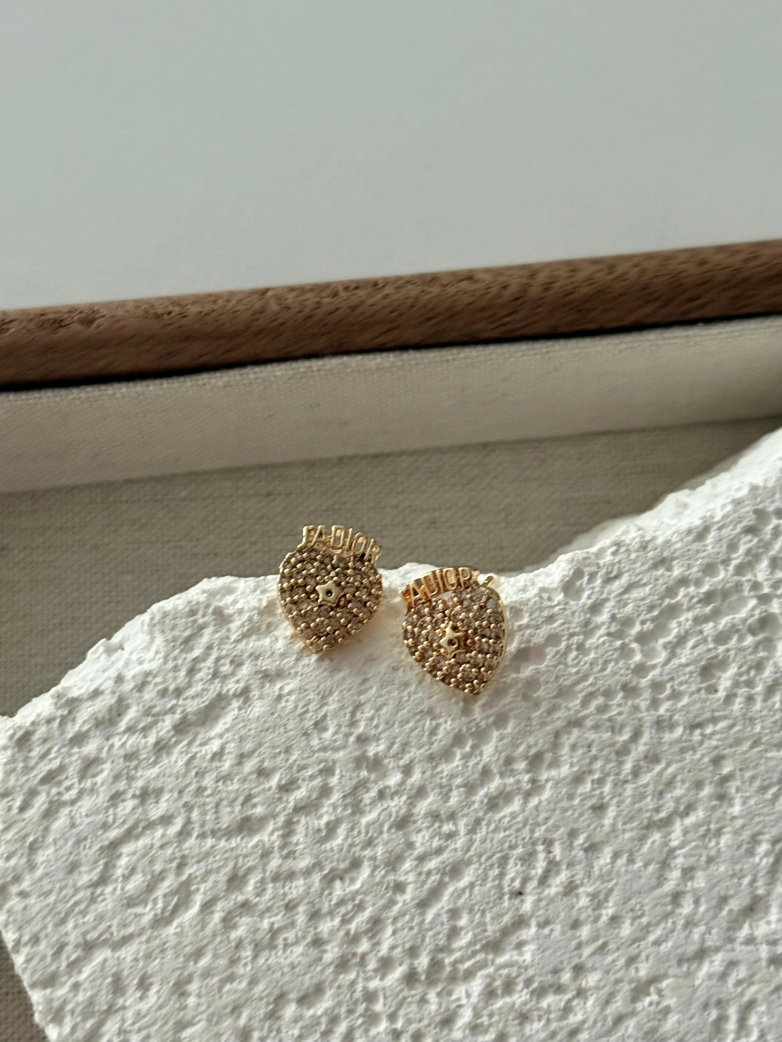 Işıltılı Kalp Figürlü Mini Küpe