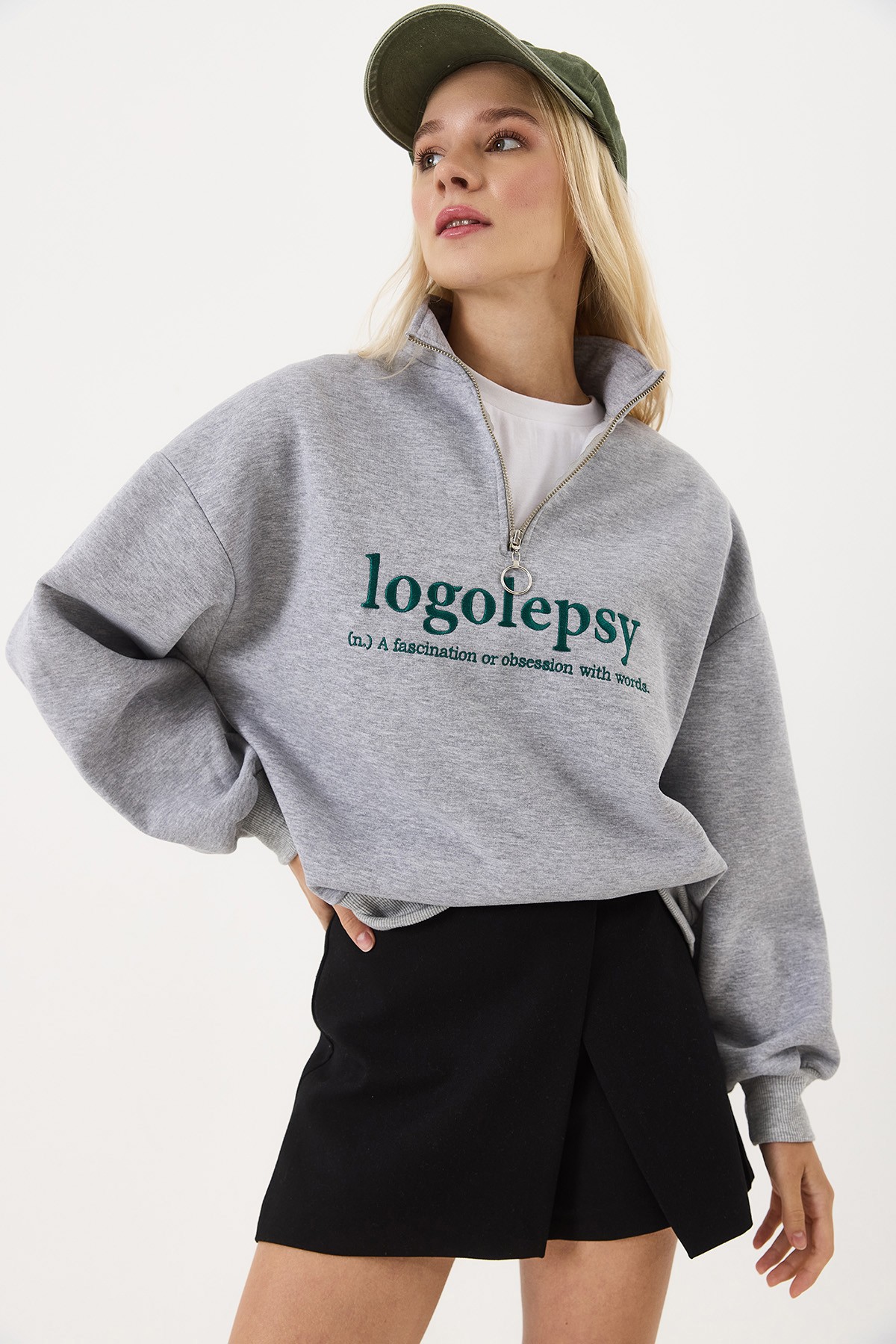 Yarım Fermuarlı Logolepsy Nakışlı Sweatshirt | VAYU