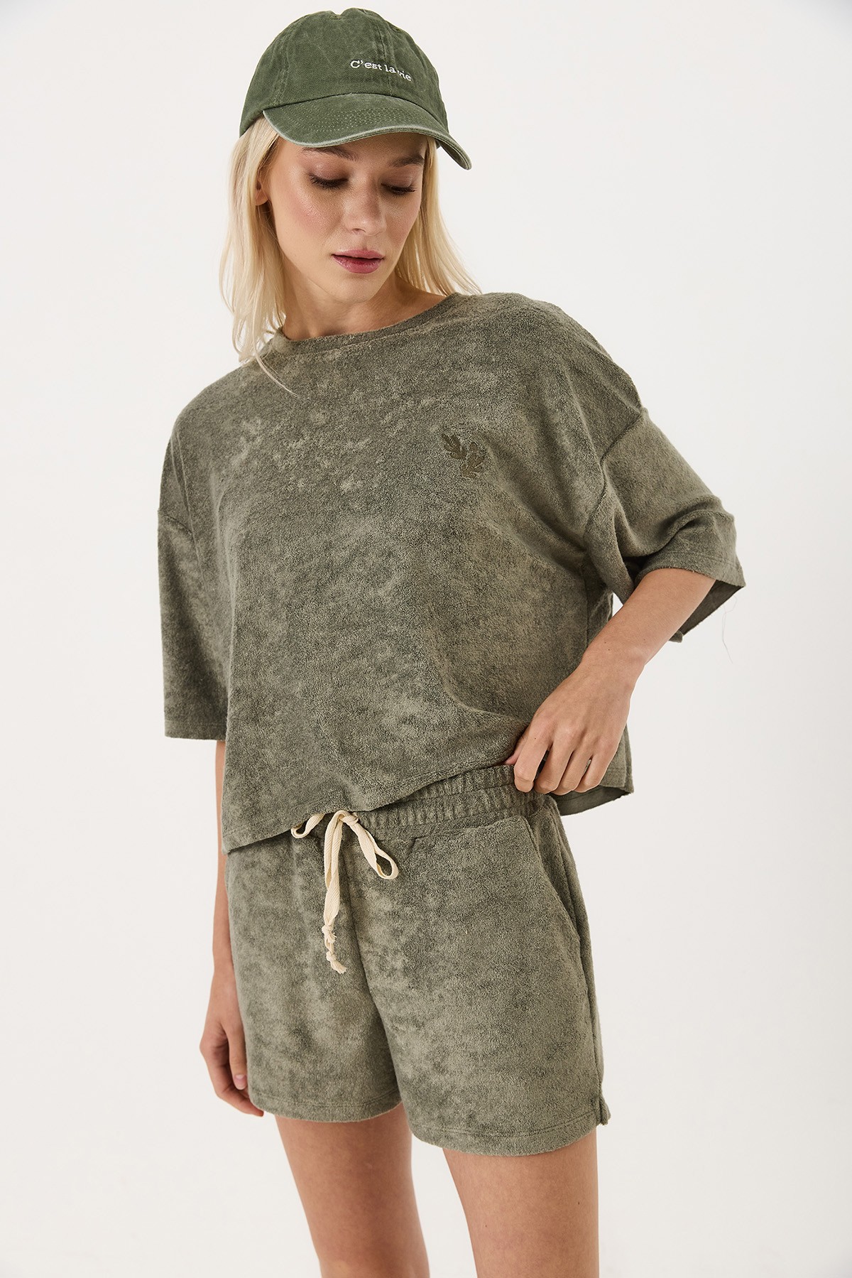 VAYU Naturel Nakış Detaylı Oversize Havlu Tişört - Haki