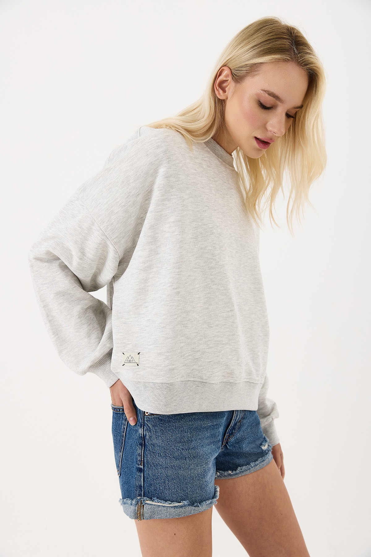 VAYU Aperol Nakış Detaylı Açık Gri Melanj Sweatshirt 