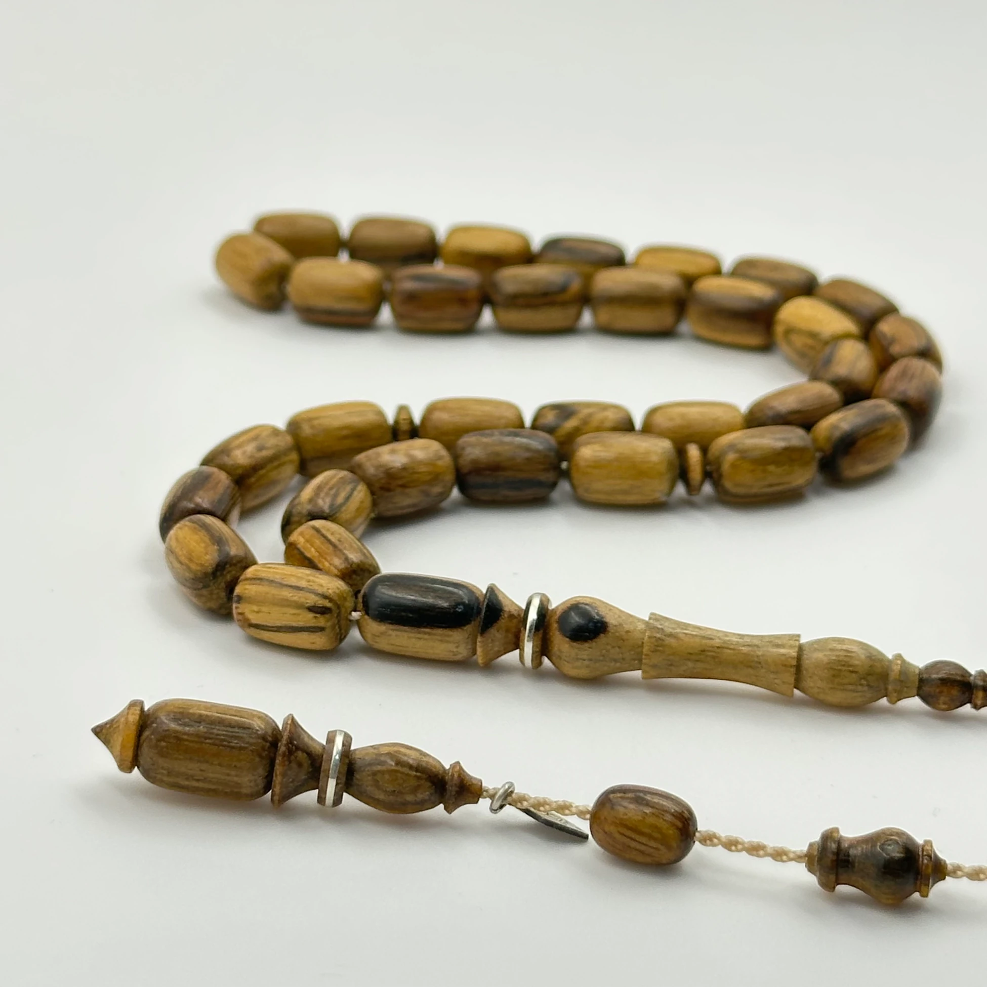 Usta İşçiliğiyle Gümüş Halkalı Kapsül Kesim Öd Ağacı Tespih