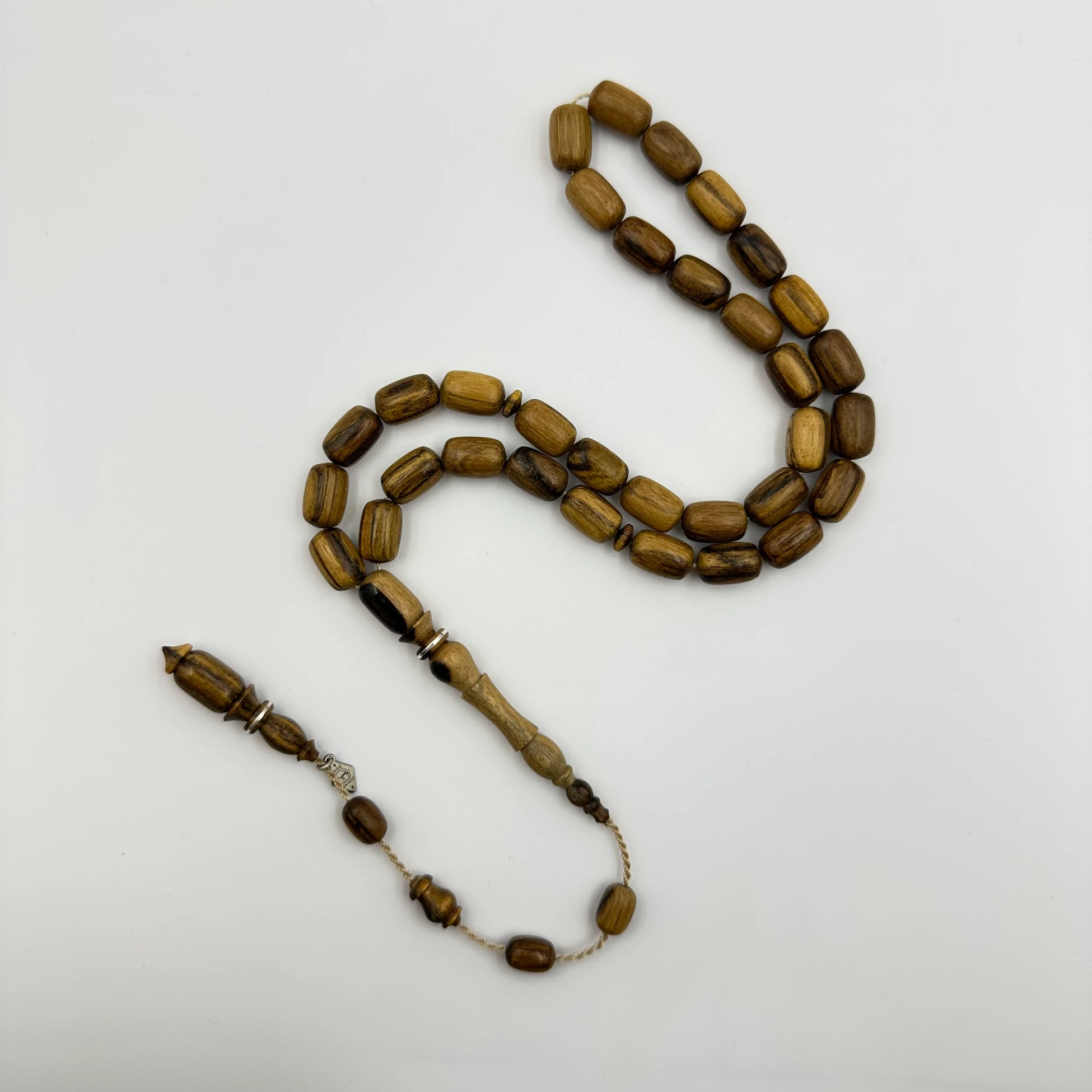 Usta İşçiliğiyle Gümüş Halkalı Kapsül Kesim Öd Ağacı Tespih