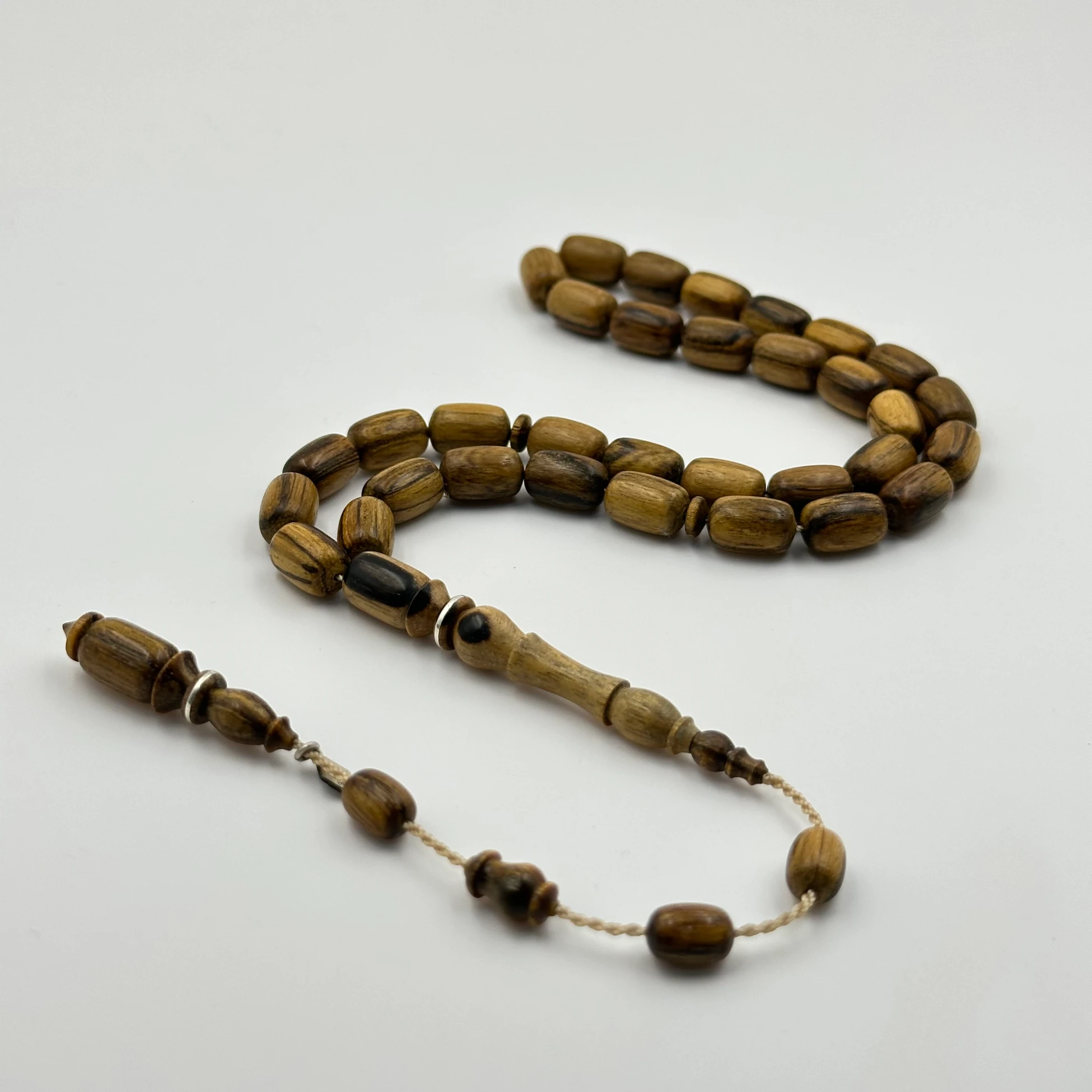 Usta İşçiliğiyle Gümüş Halkalı Kapsül Kesim Öd Ağacı Tespih