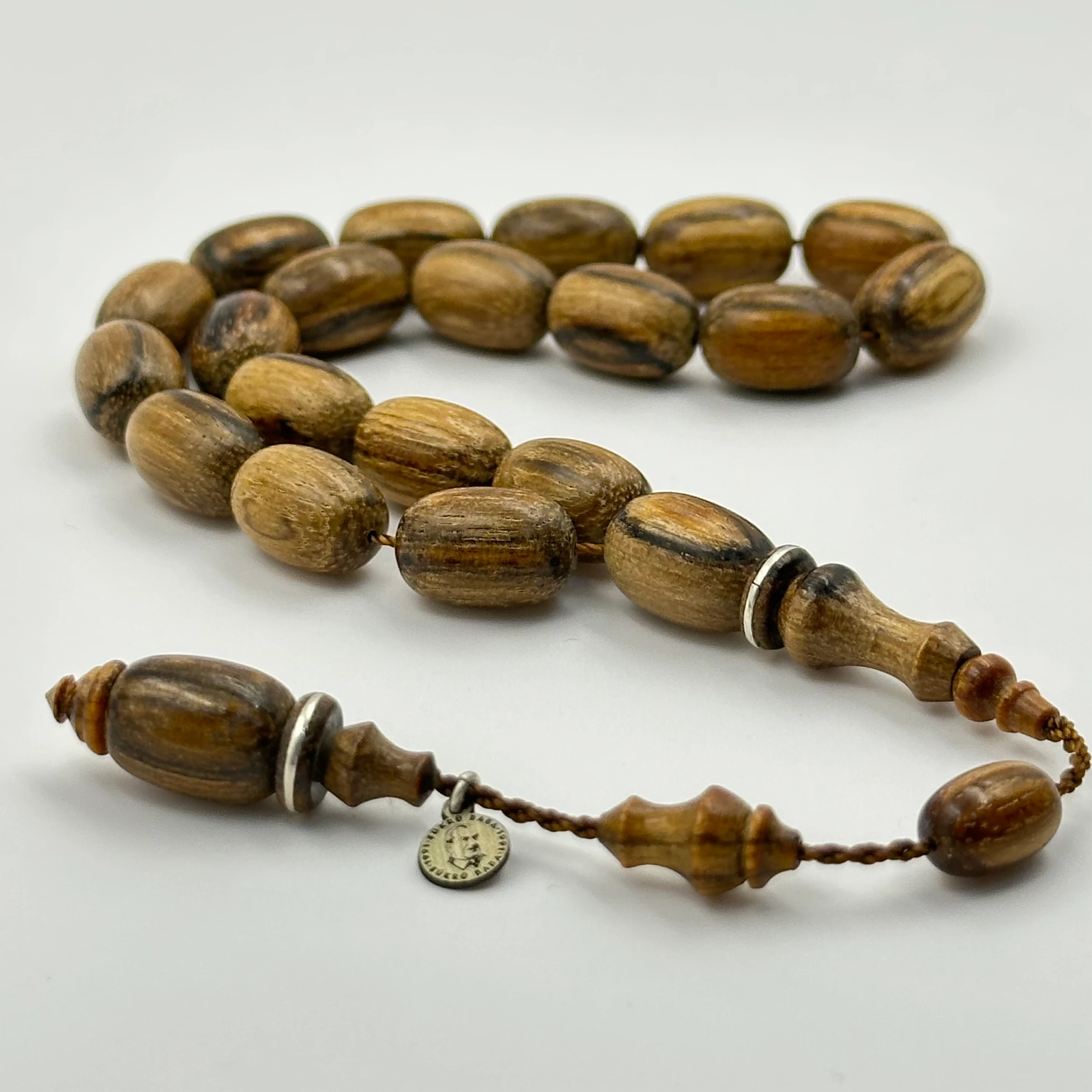 Usta Şükrü BABA İmzalı Gümüş Halka Detaylı Kapsül Kesim 19 Habbe Öd Ağacı Tespih