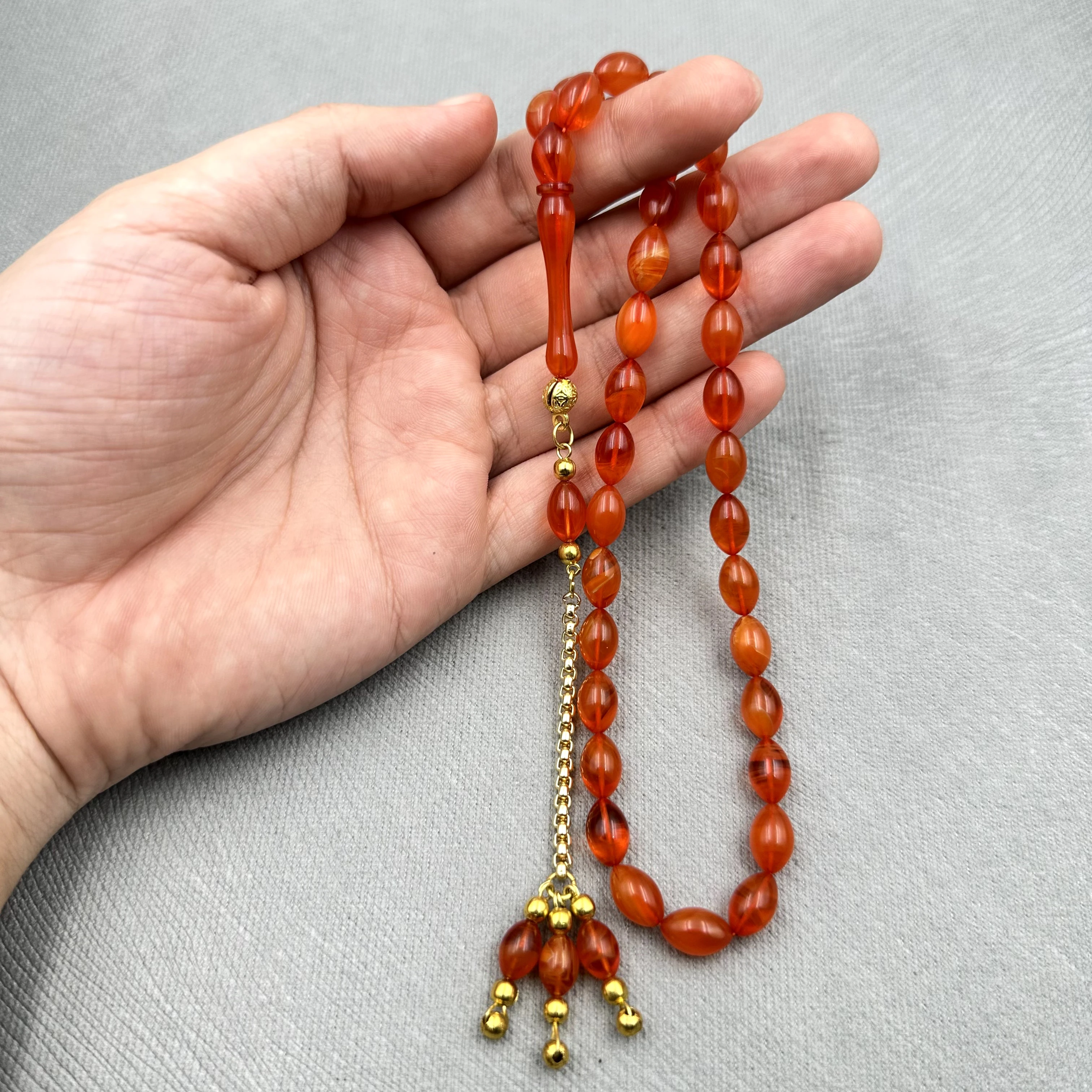 Burak Özecik Usta İşi Ateş Tonlu Hareli Altın Ton Kaplama Metal Zincir Püsküllü Sıkma Kehribar Tespih