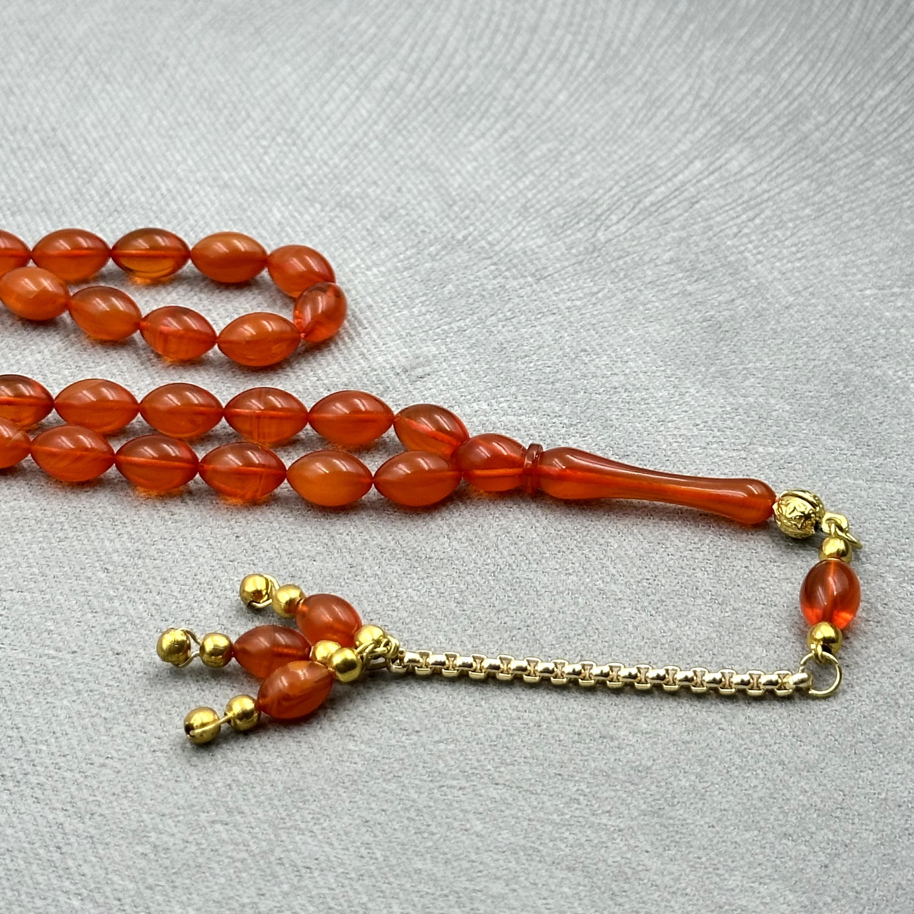 Burak Özecik Usta İşi Ateş Tonlu Hareli Altın Ton Kaplama Metal Zincir Püsküllü Sıkma Kehribar Tespih