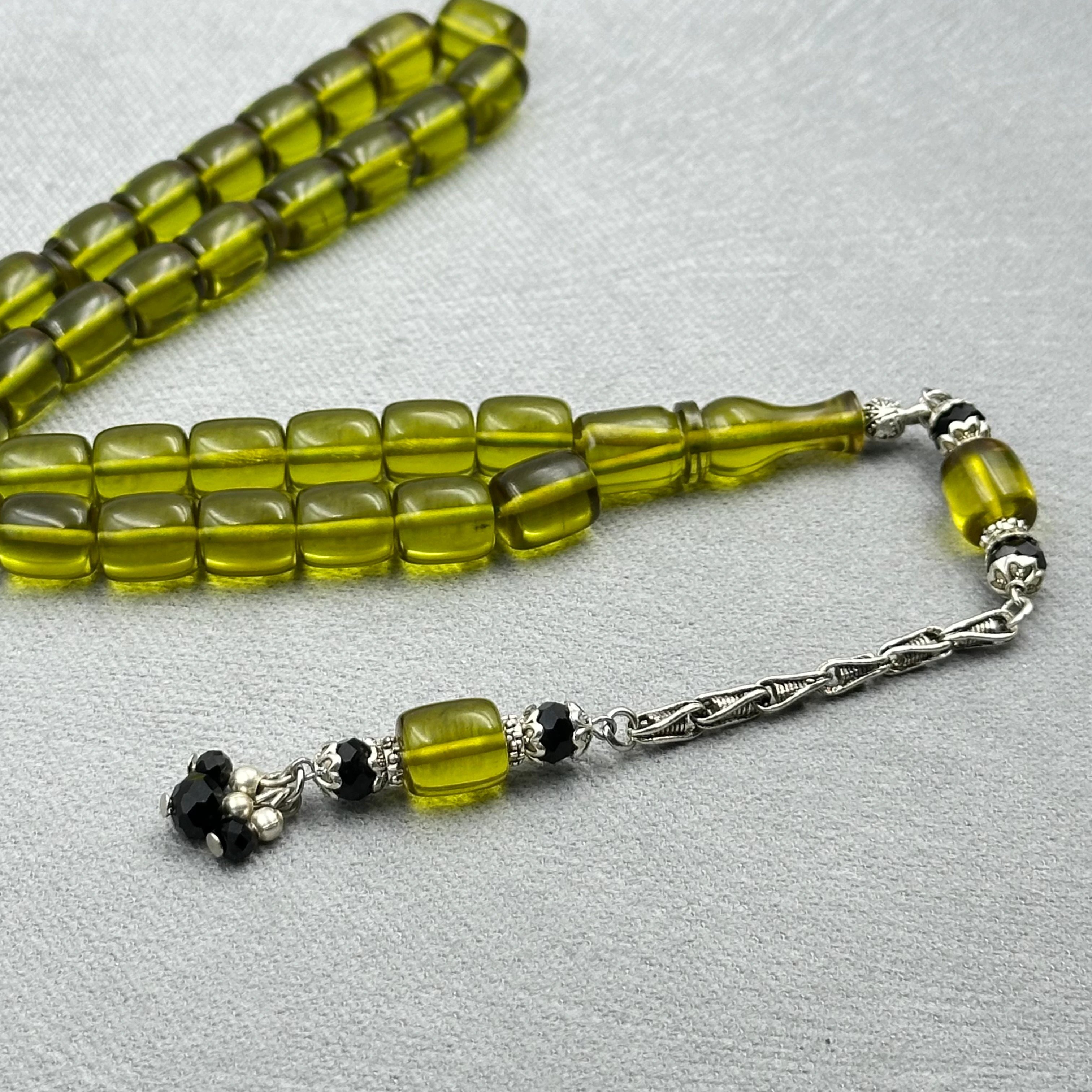 Zeytin Tonlarında Kral Püsküllü Çubuk Kesim Ateş Kehribar Tespih