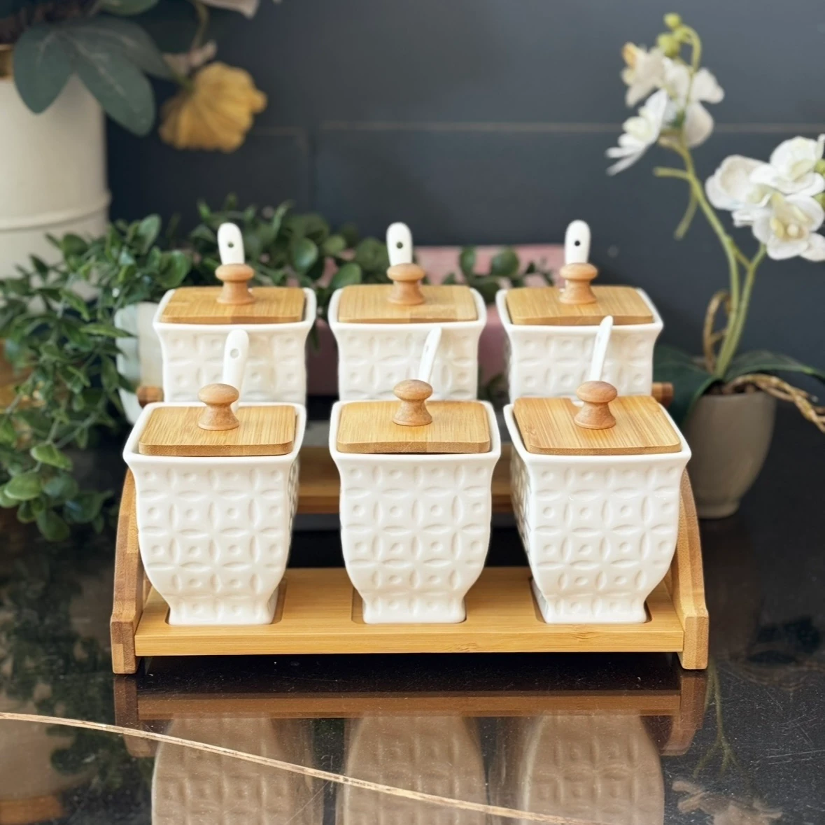 Porselen Kara Standlı Baharatlık