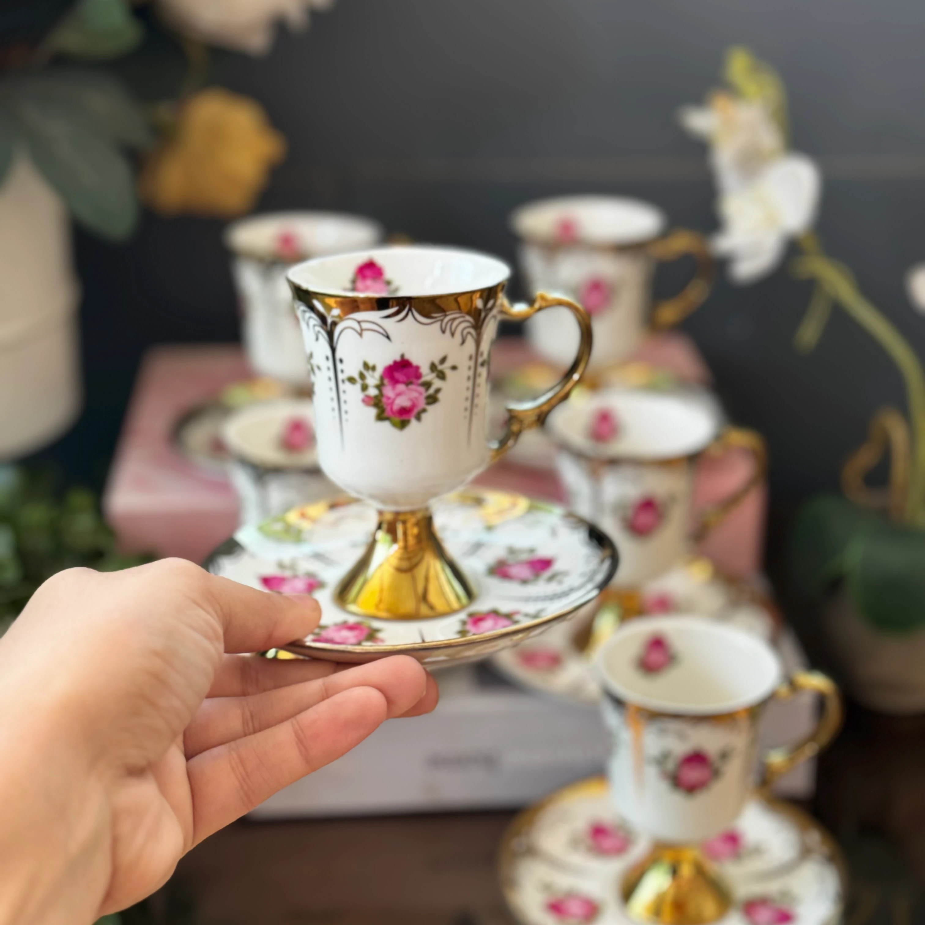 Ayaklı Güllü Çiçek Fincan Takımı