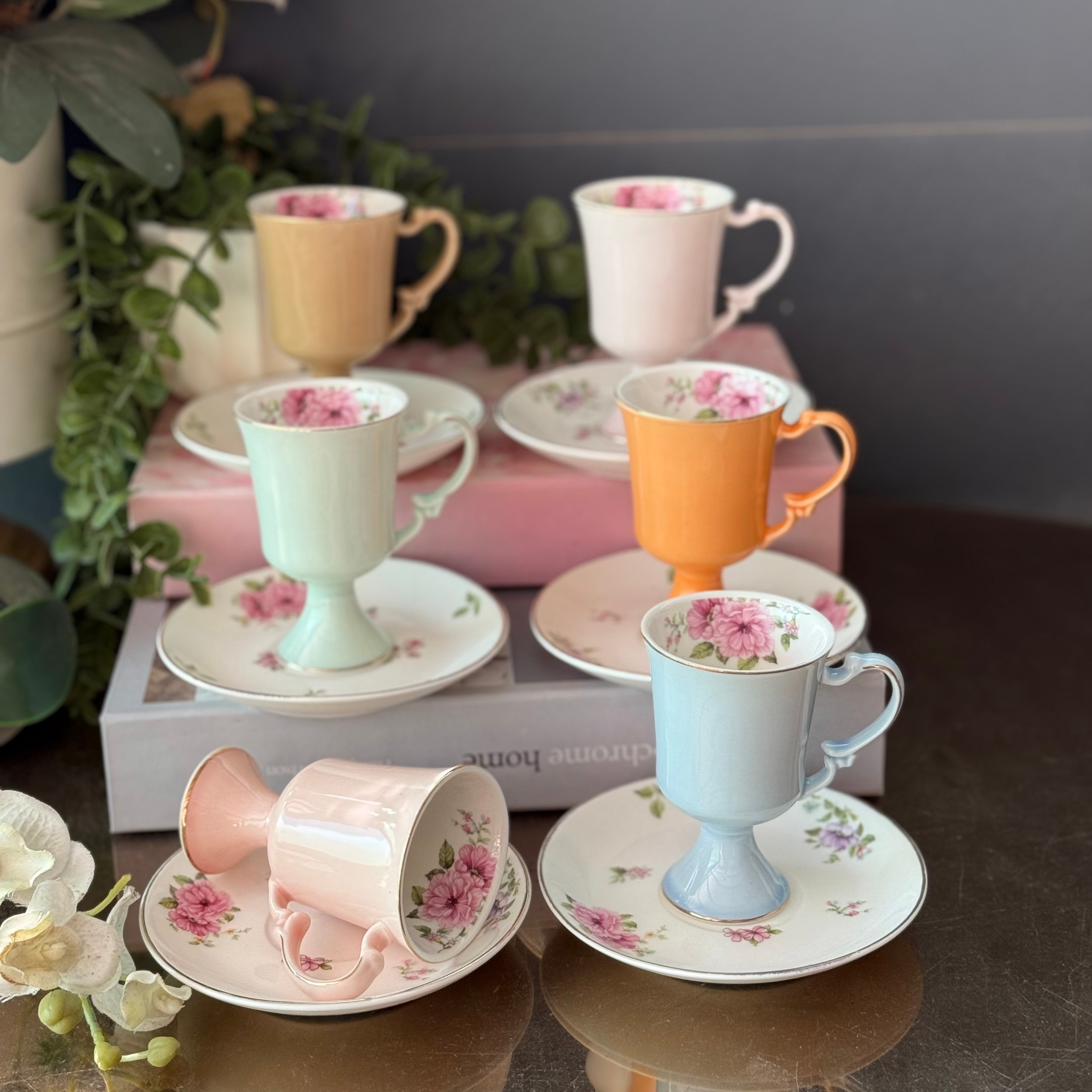 Soft Ayaklı Çiçekler Fincan Takımı