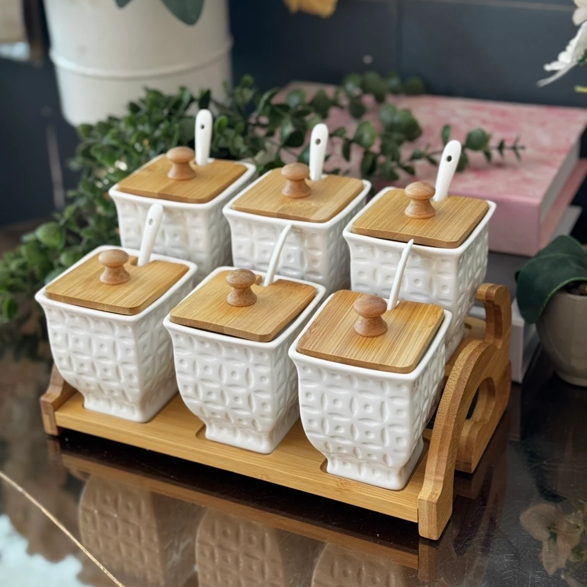 Porselen Kara Standlı Baharatlık