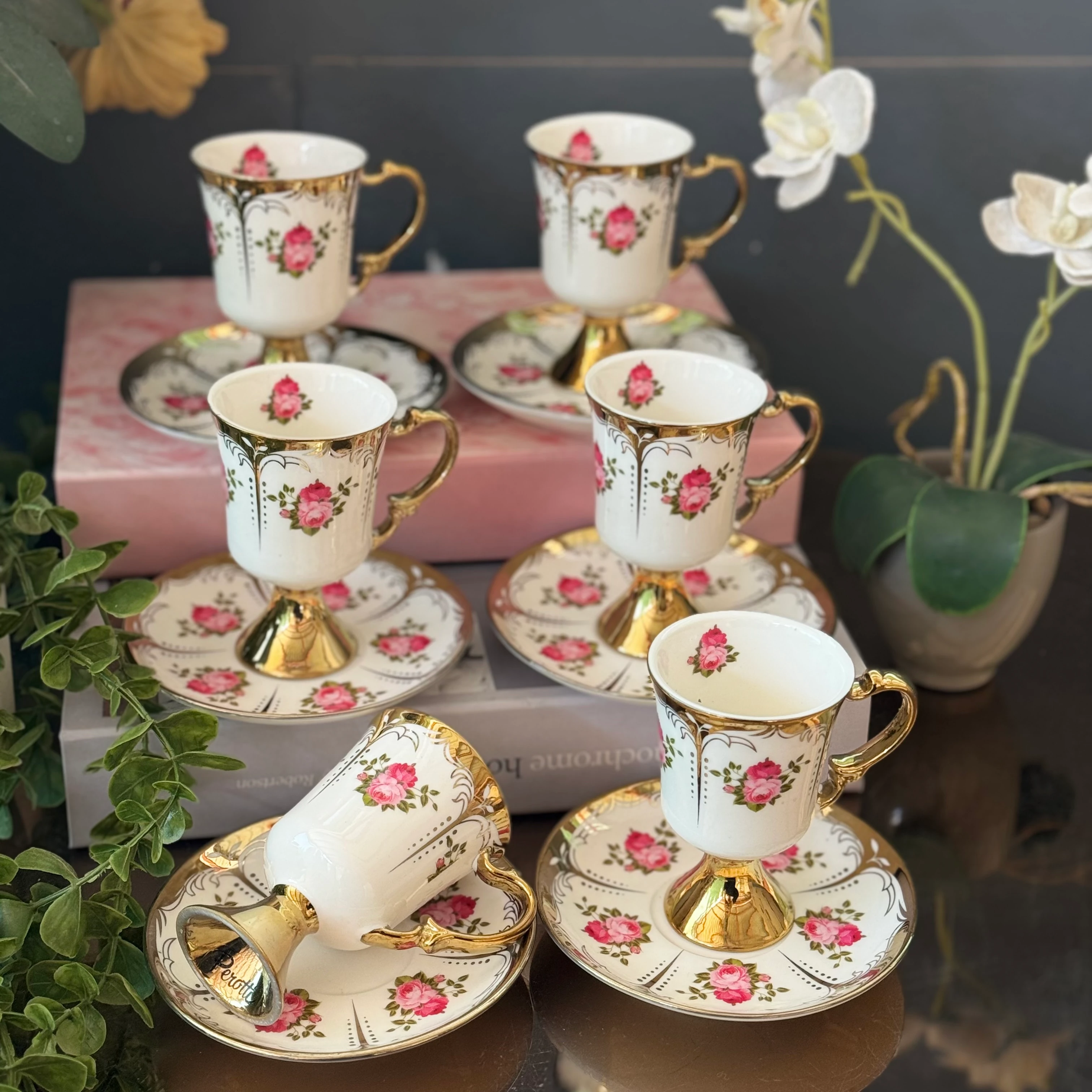 Ayaklı Güllü Çiçek Fincan Takımı