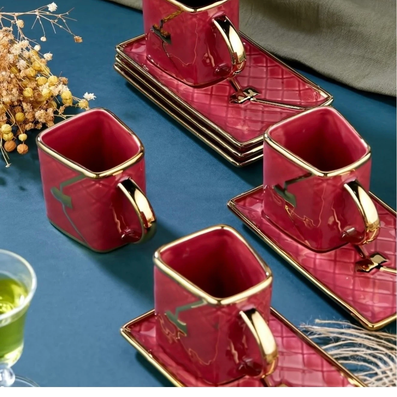 Kırmızı Çanta Fincan Takımı