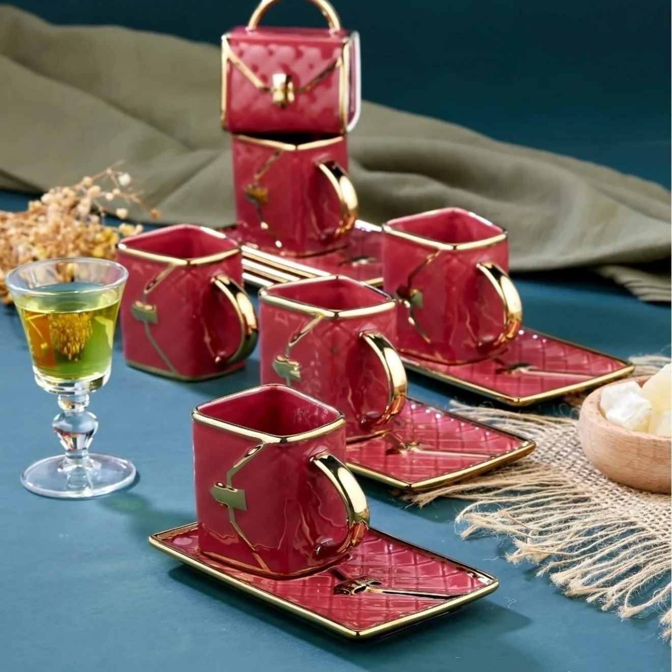 Kırmızı Çanta Fincan Takımı