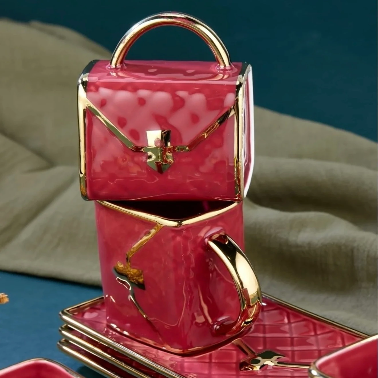 Kırmızı Çanta Fincan Takımı