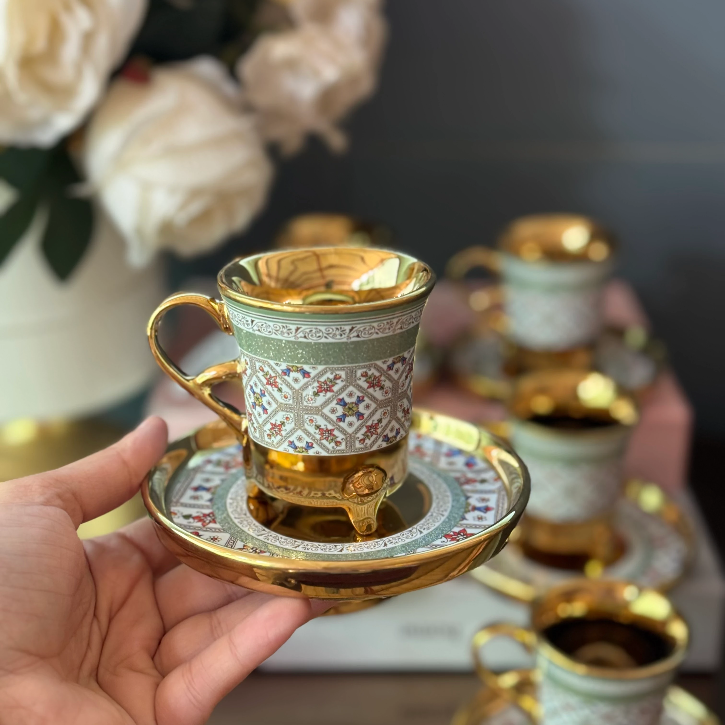 Ayaklı İçi Gold Fincan Takımj