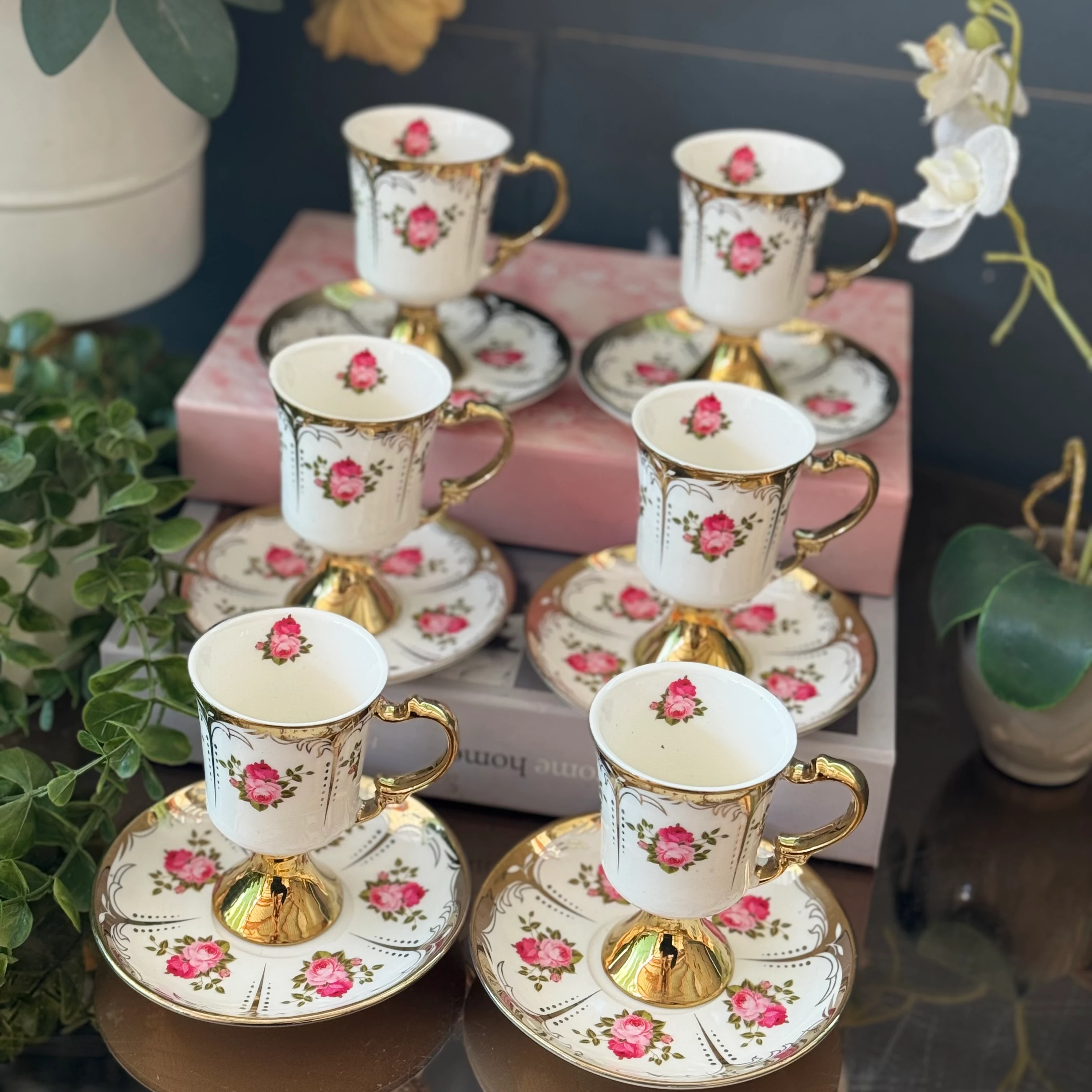 Ayaklı Güllü Çiçek Fincan Takımı