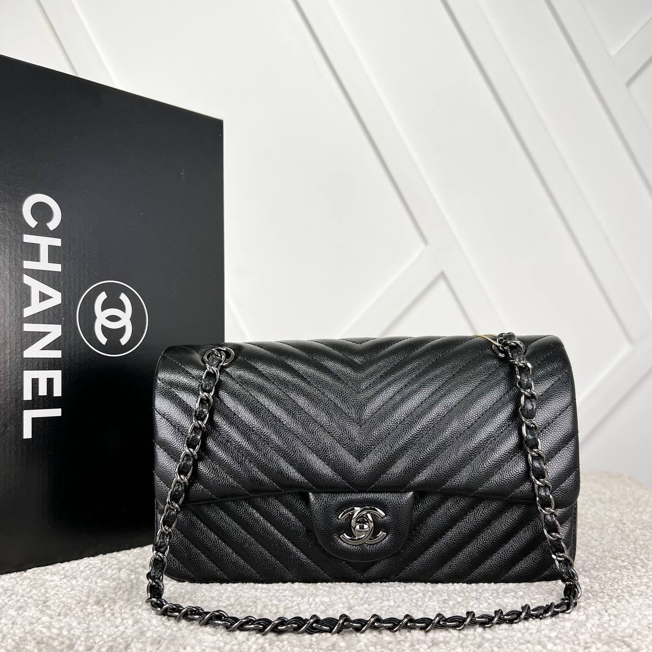 Picture of 2.55 Chevron Classic Flap Bag  - Caviar Leather - Black Hardware