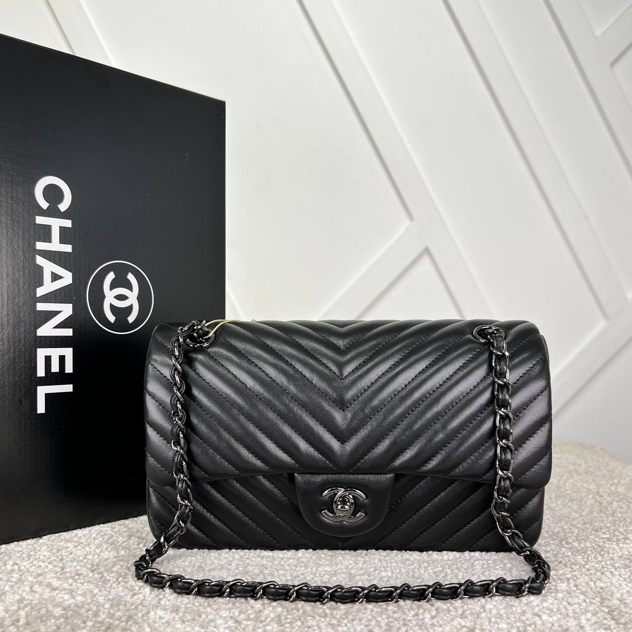 Picture of 2.55 Chevron Classic Flap Bag  - Black Hardware