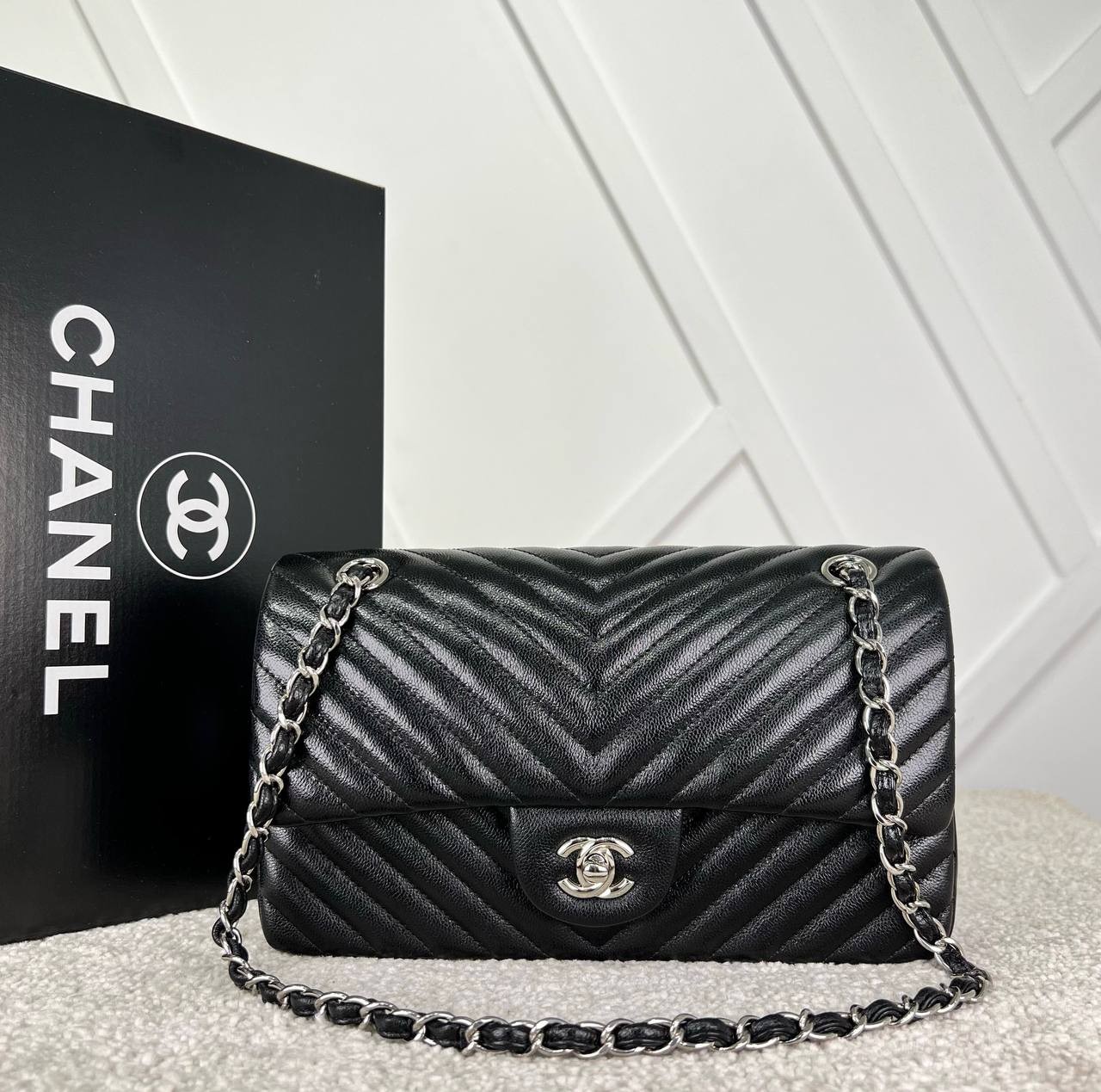 Picture of 2.55 Chevron Classic Flap Bag  - Caviar Leather - Silver Hardware