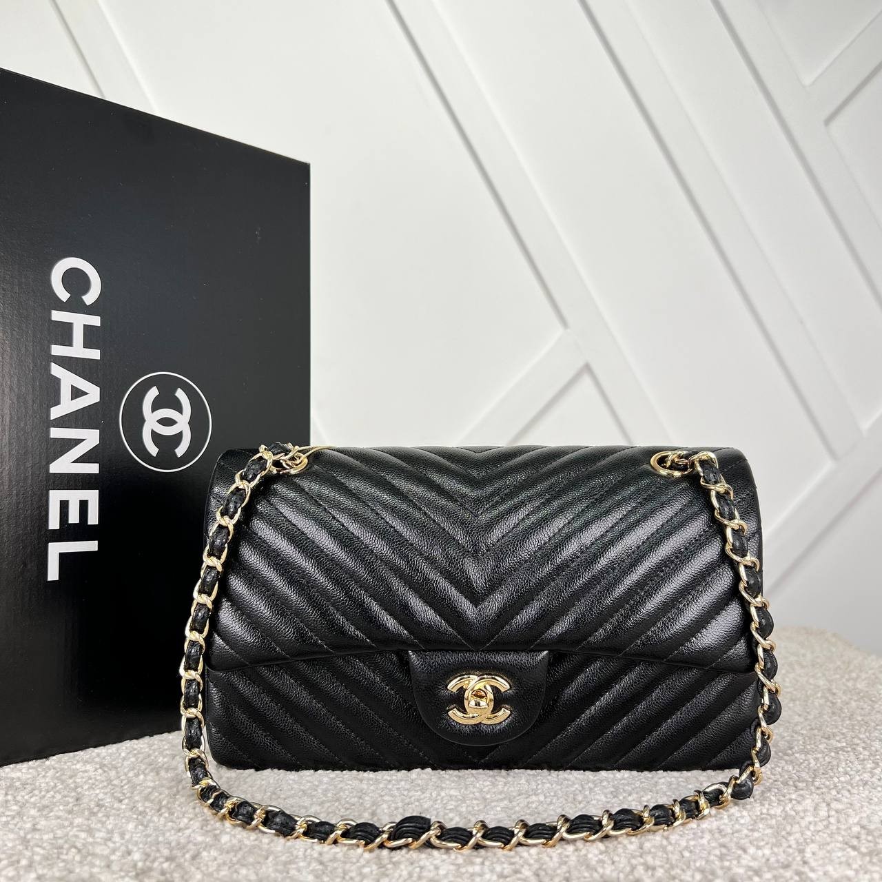 Picture of 2.55 Chevron Classic Flap Bag  - Caviar Leather - Gold Hardware