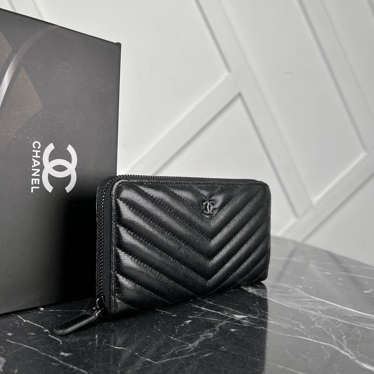 Picture of Chevron Zippy Wallet - Caviar Leather - Black Hardware